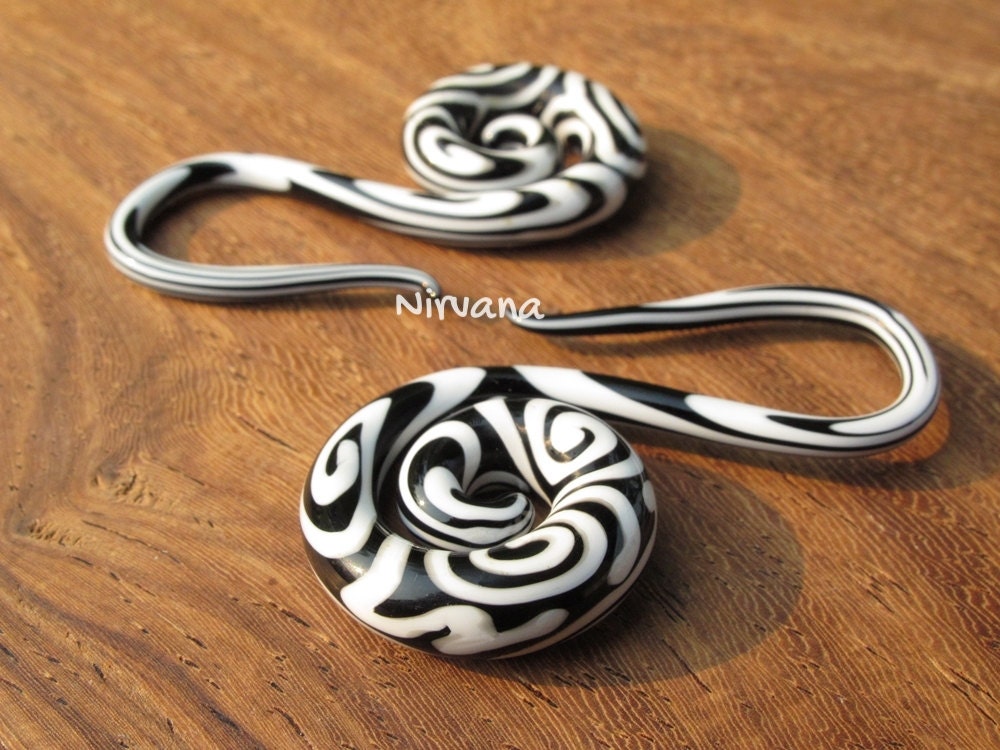 1 Pair (2 Pieces) Black & White Tribal Swirl Pyrex Glass Swan Spirals