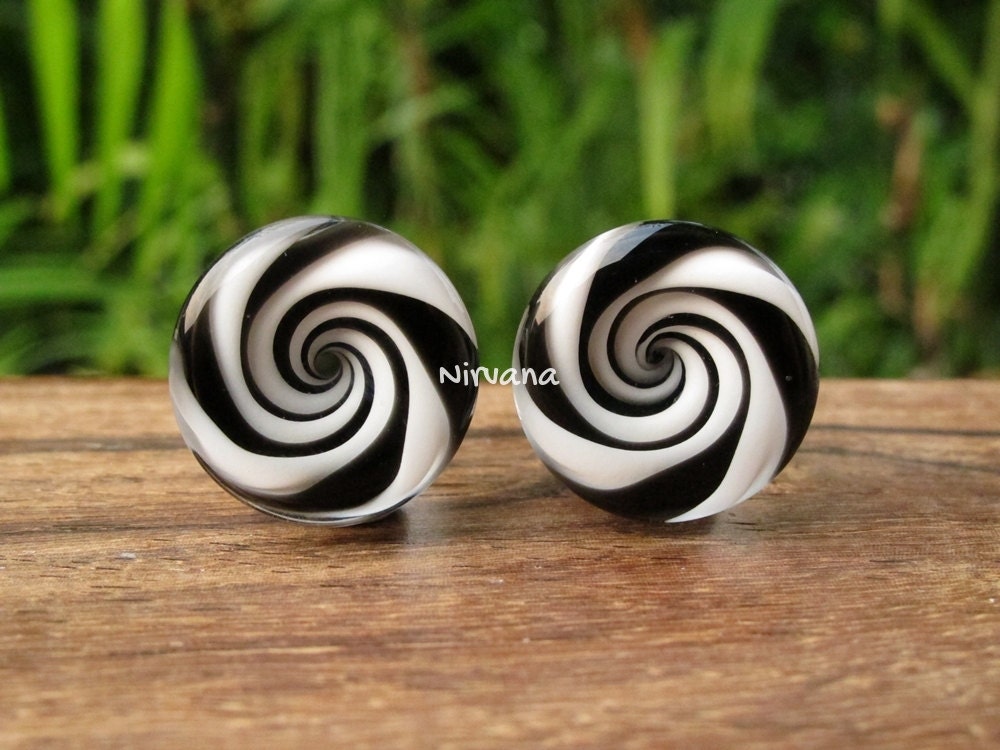 1 Pair (2 Pieces) Tornado Plugs Black & White