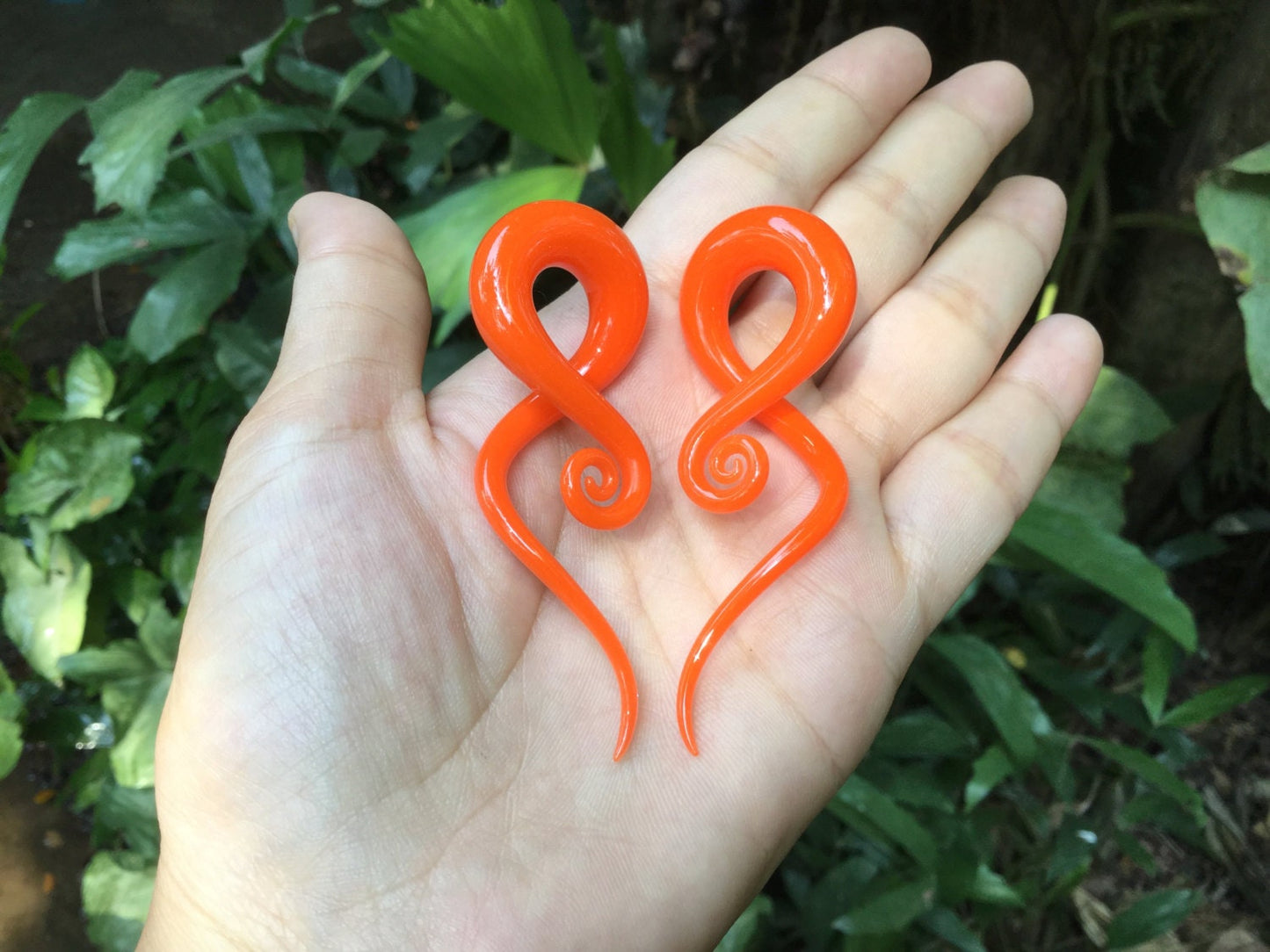 1 Pair (2 Pieces) Solid Color Orange Glass Note Spirals