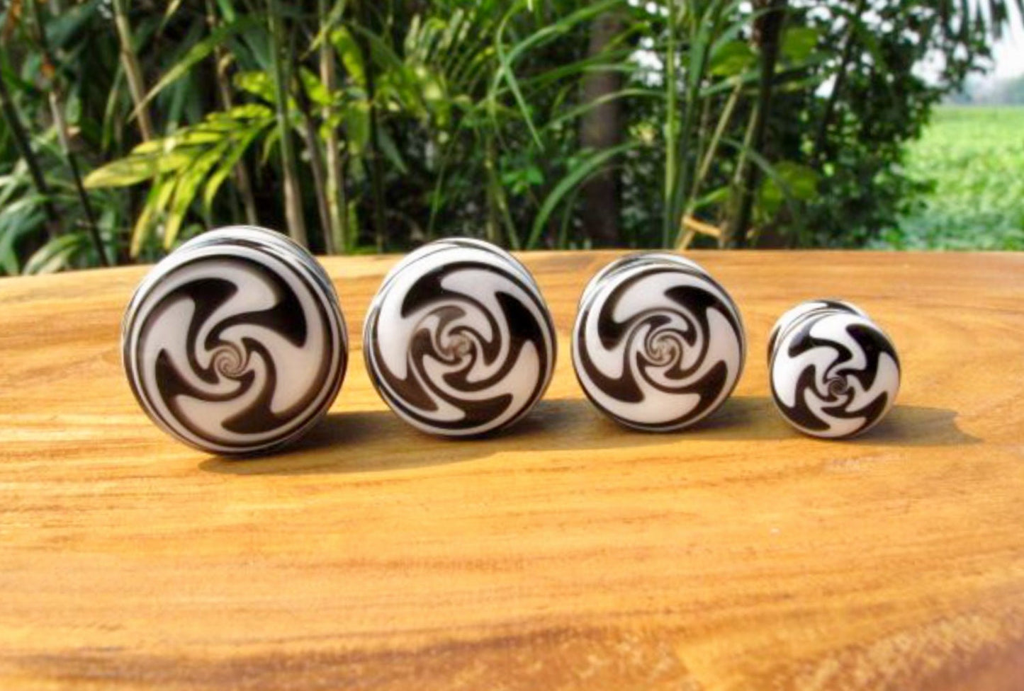 1 Pair (2 Pieces) Black & White Zig Zag Glass Plugs