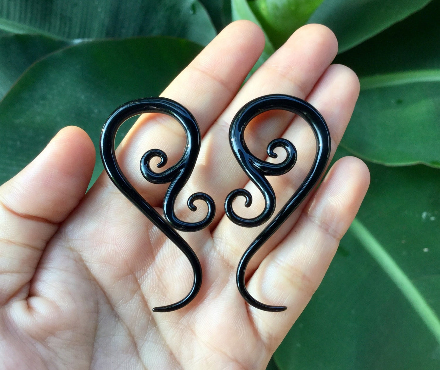 1 Pair (2 Pieces) Black Color Glass Venus Spirals