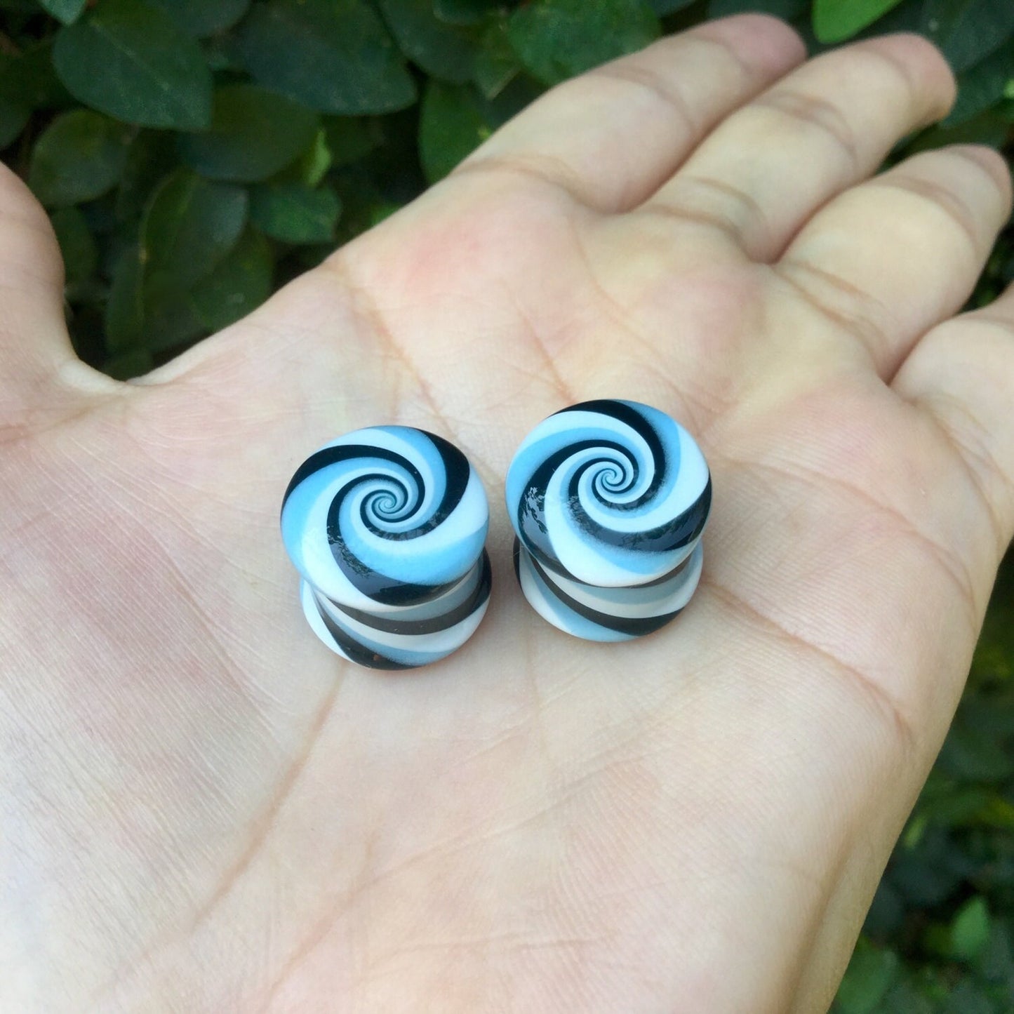 1 Pair (2 Pieces) Black, White & Light Gray Striped Candy Spiral Glass Plugs