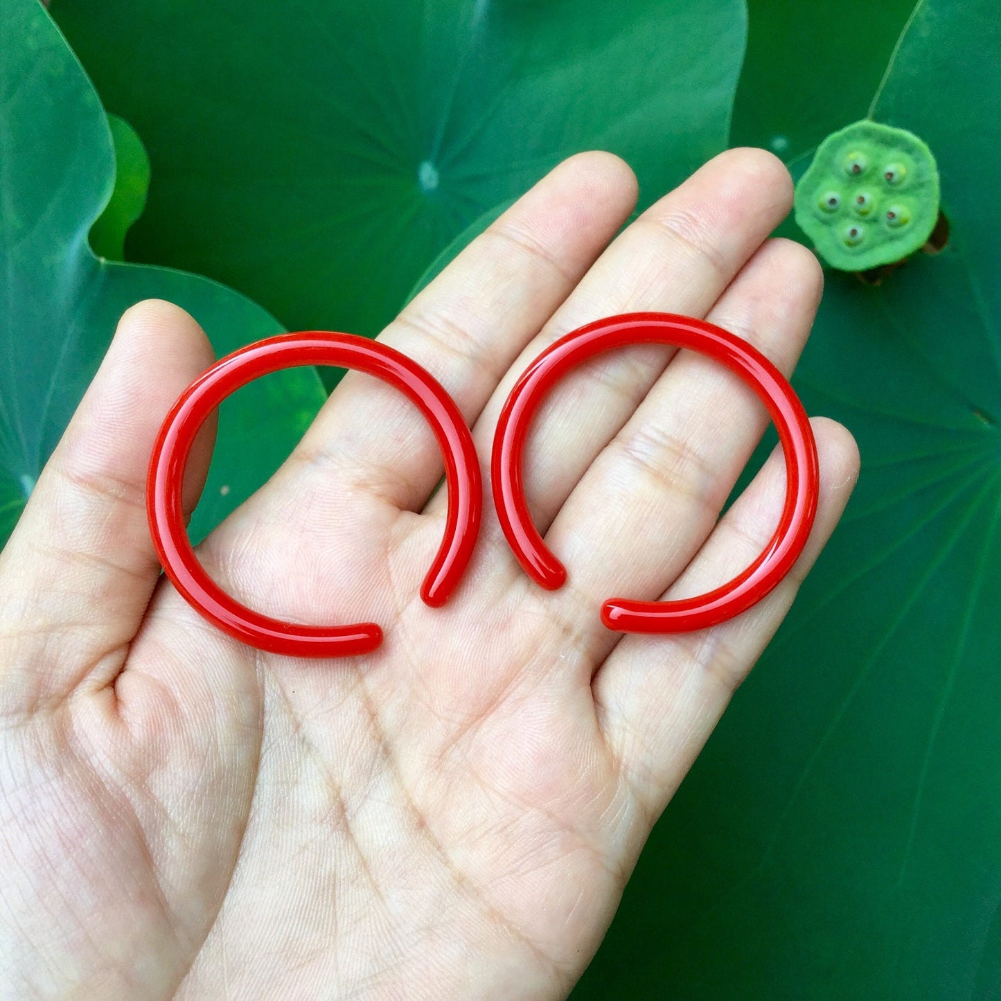 1 Pair (2 Pieces) Nirvana's Red Glass Hoops