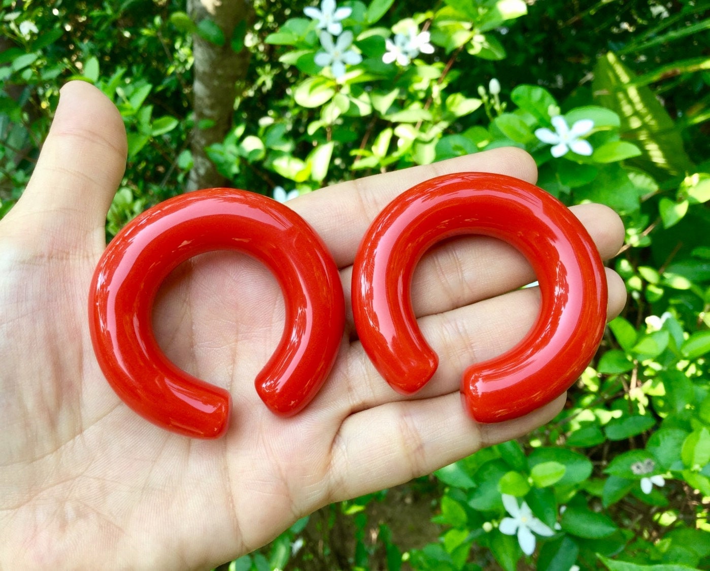 1 Pair (2 Pieces) Nirvana's Red Glass Hoops