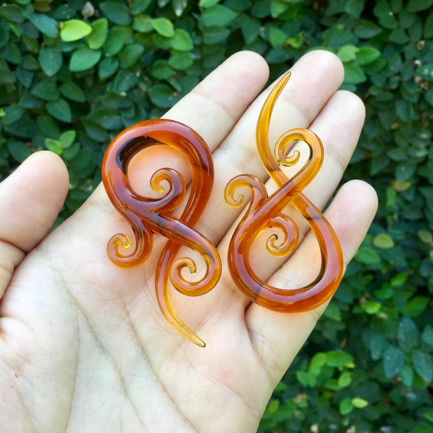 1 Pair (2 Pieces) Amber Color Glass Bonita Spirals