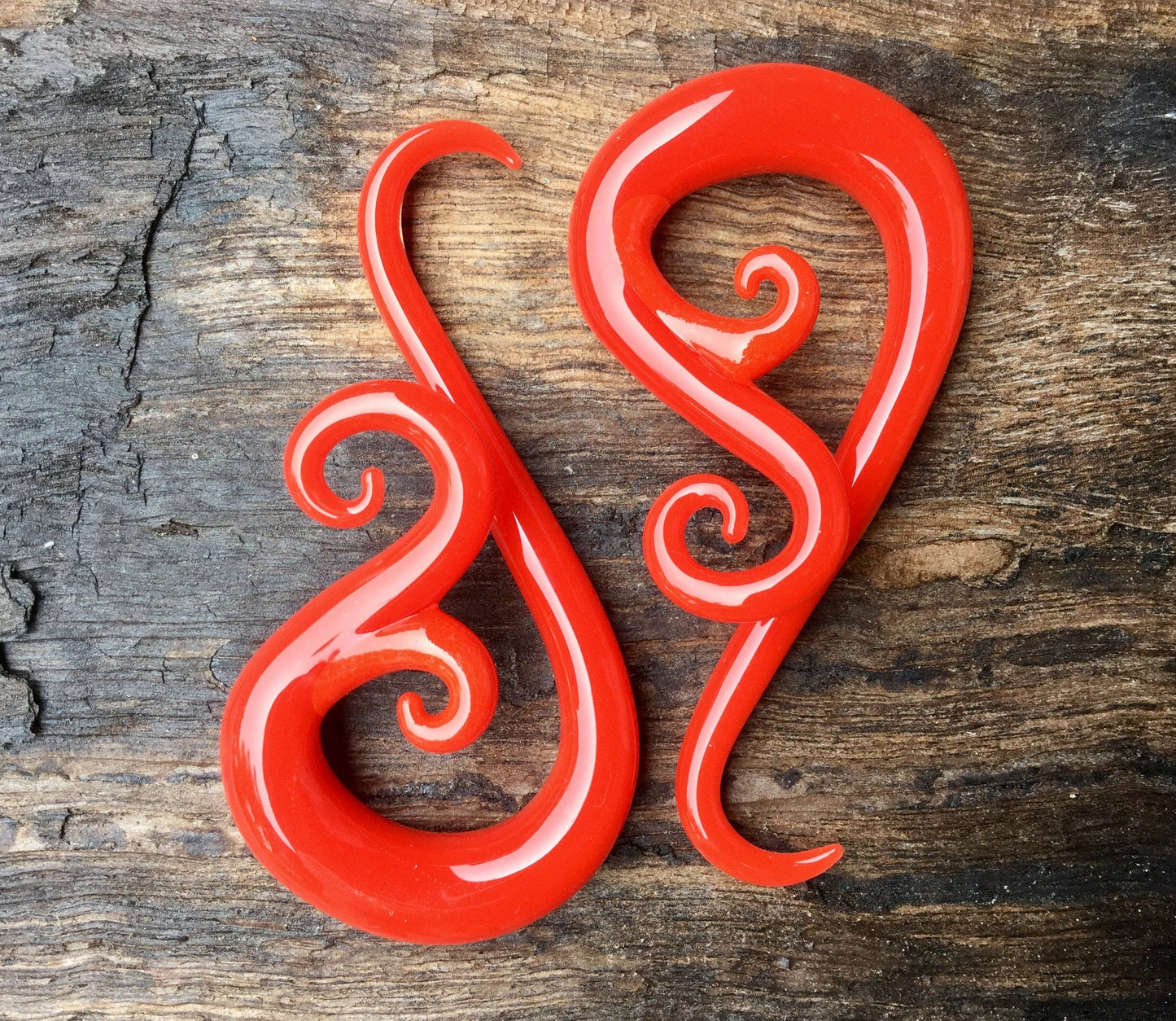 1 Pair (2 Pieces) Red Color Glass Venus Spirals