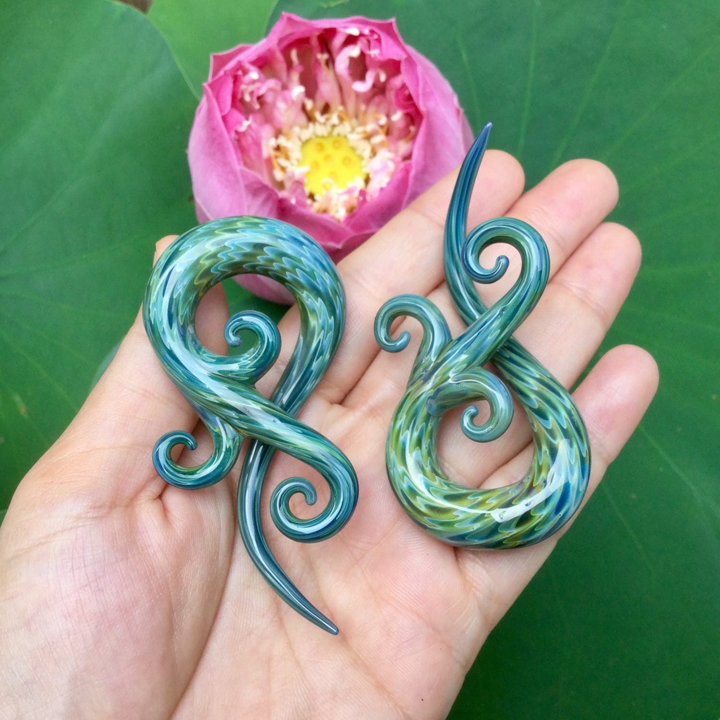 1 Pair (2 Pieces) Exotic Light Green Bonita Spirals