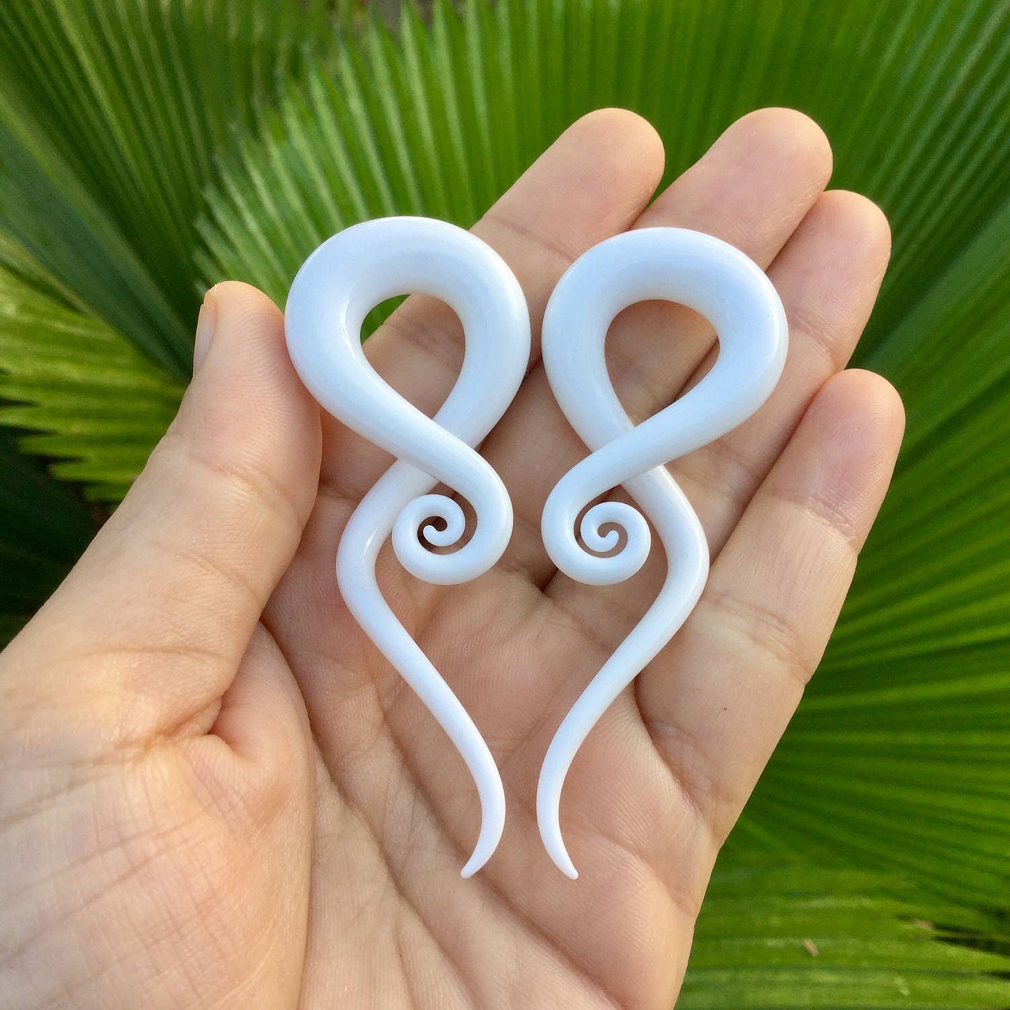 1 Pair (2 Pieces) White Glass Note Spirals