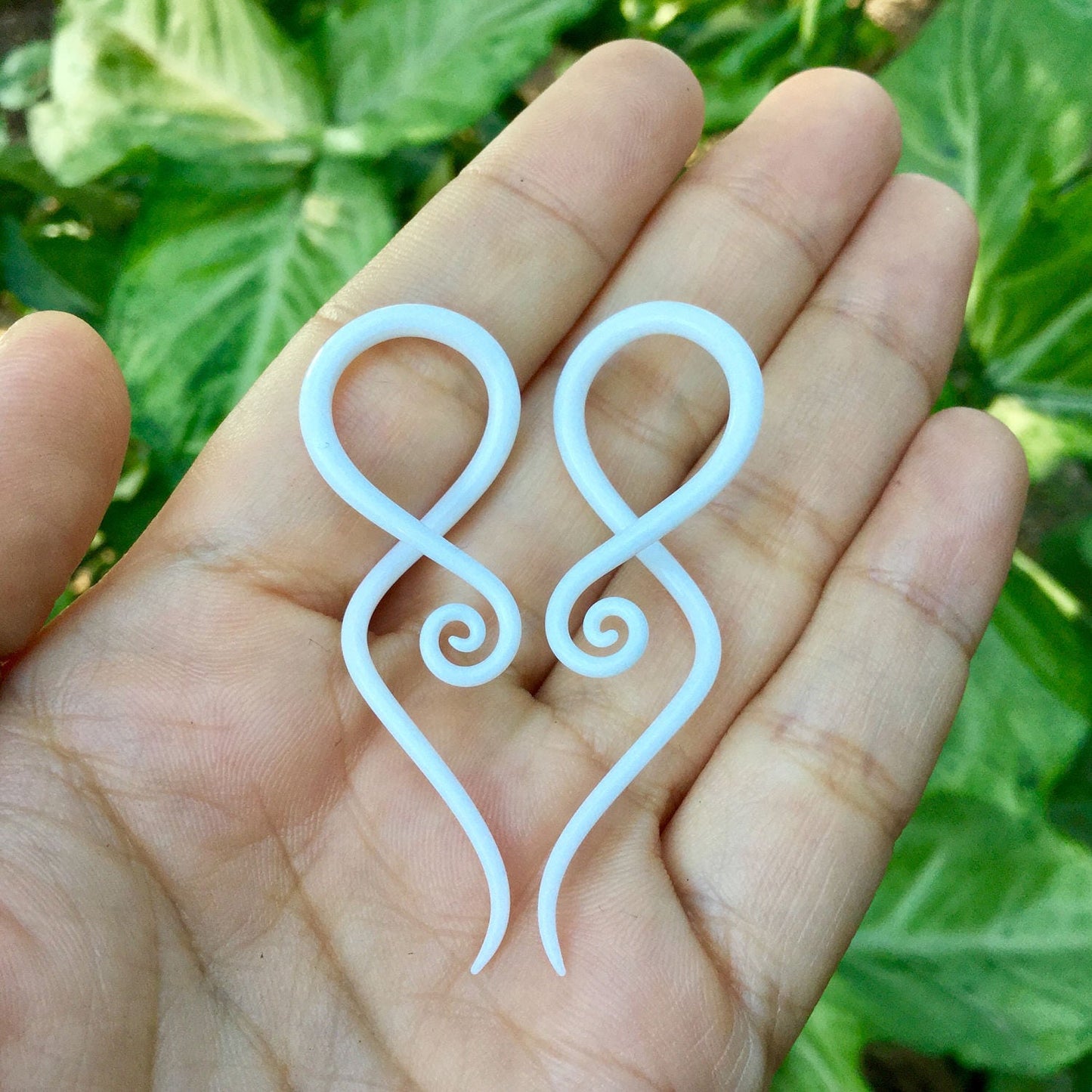 1 Pair (2 Pieces) White Glass Note Spirals