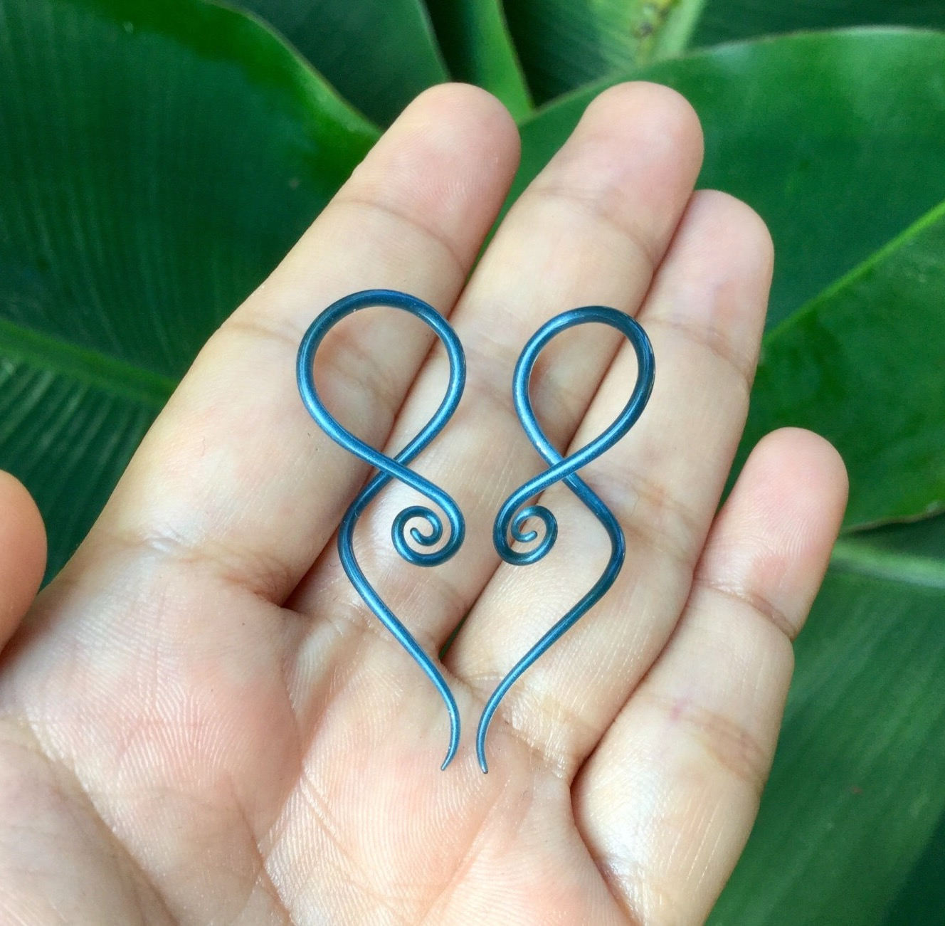 1 Pair (2 Pieces) Solid Color Unobtanium Glass Note Spirals