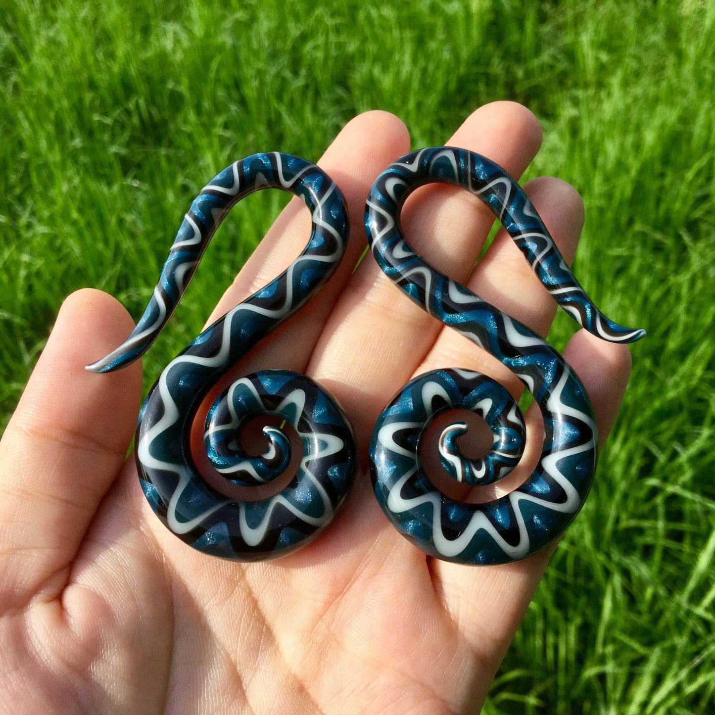 1 Pair (2 Pieces) Light Gray/Dark Gray/Unobtanium/Black Snake Pattern Glass Swans