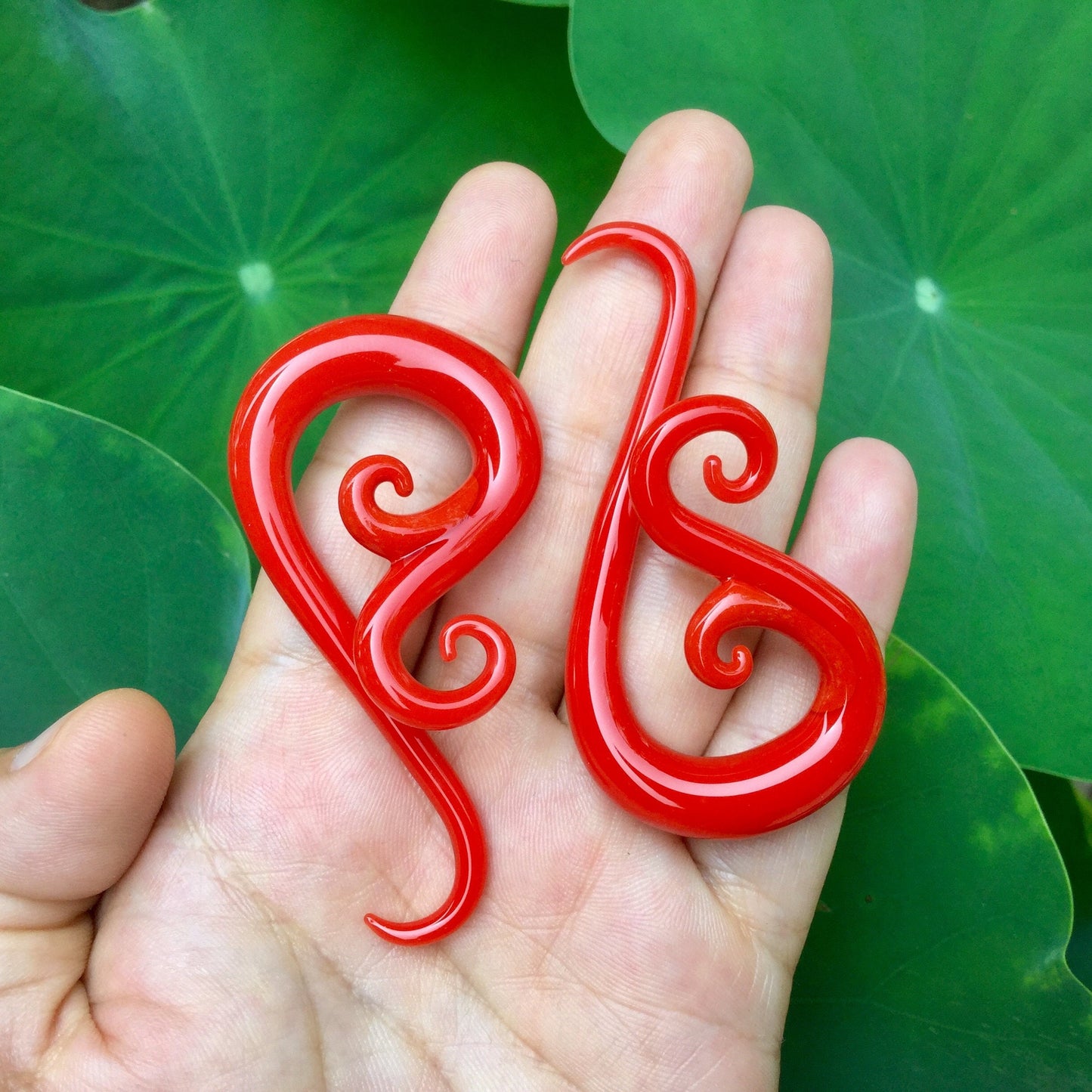 1 Pair (2 Pieces) Red Color Glass Venus Spirals