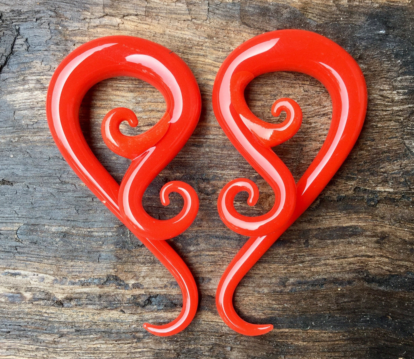 1 Pair (2 Pieces) Red Color Glass Venus Spirals