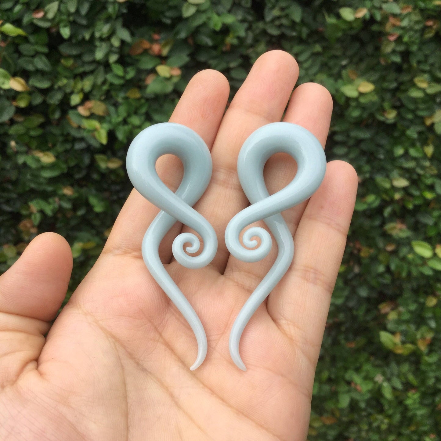 1 Pair (2 Pieces) Light Gray Glass Note Spirals