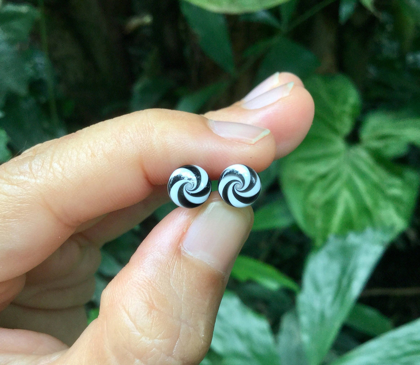 1 Pair (2 Pieces) Black & White Striped Candy Spiral Glass Plugs