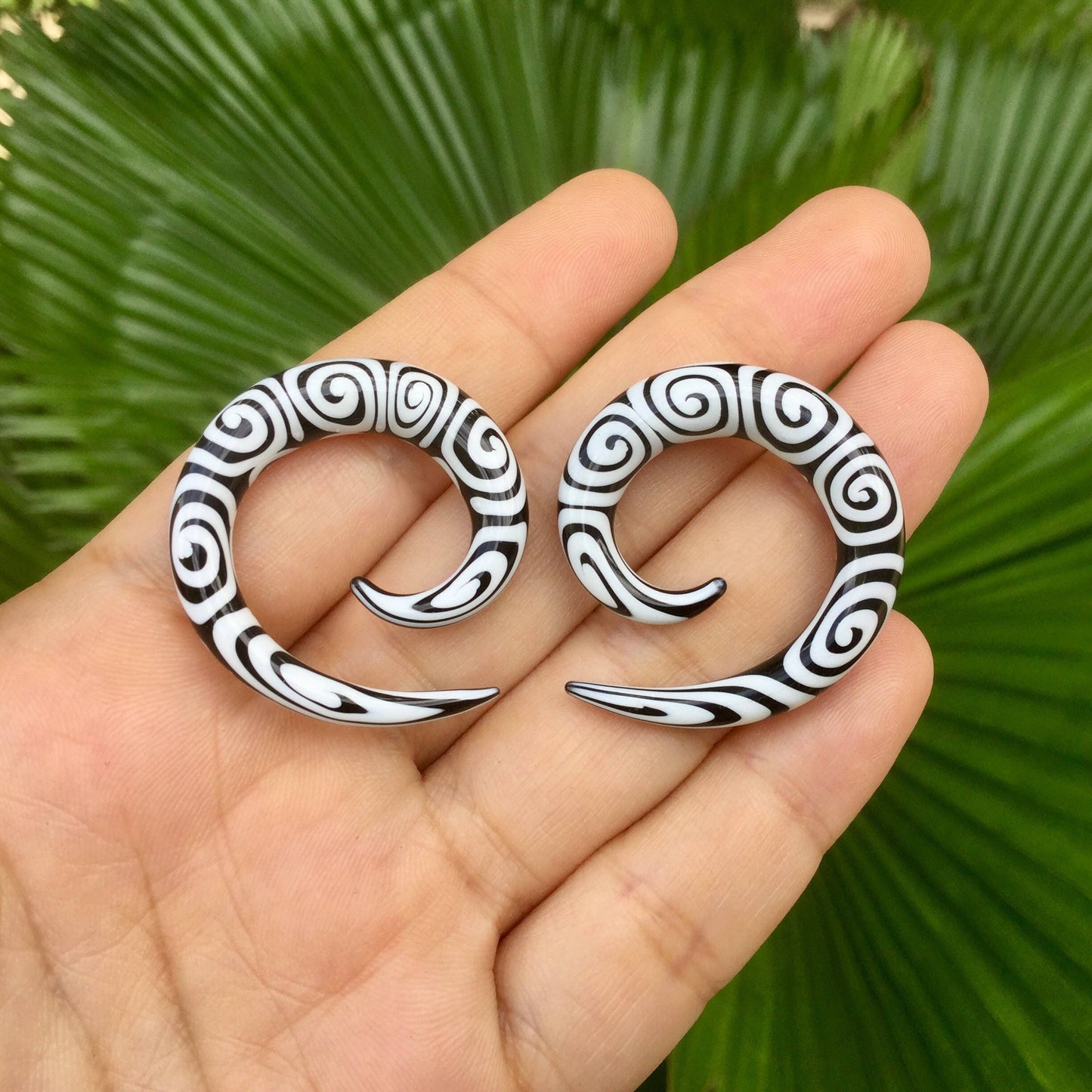 1 Pair (2 Pieces) Tribal Swirl Pattern Pyrex Glass Classic Spirals