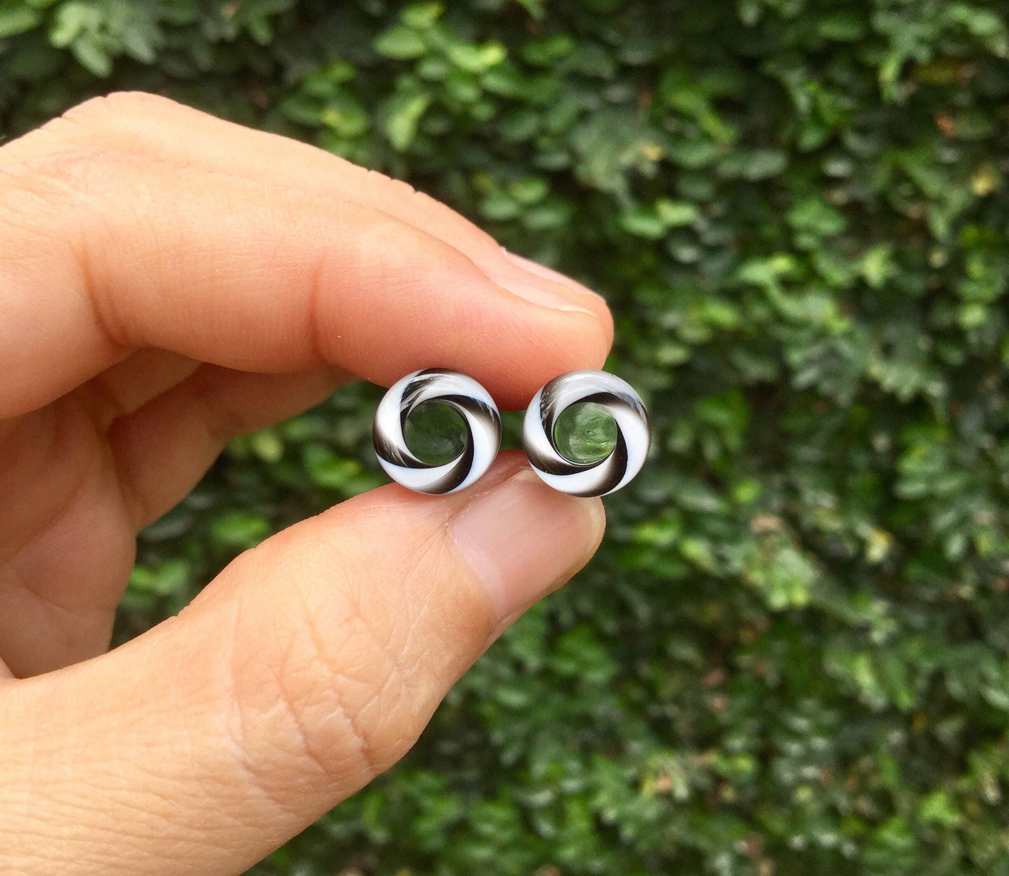 1 Pair (2 Pieces) Black & White Illusion Tunnel Glass Plugs