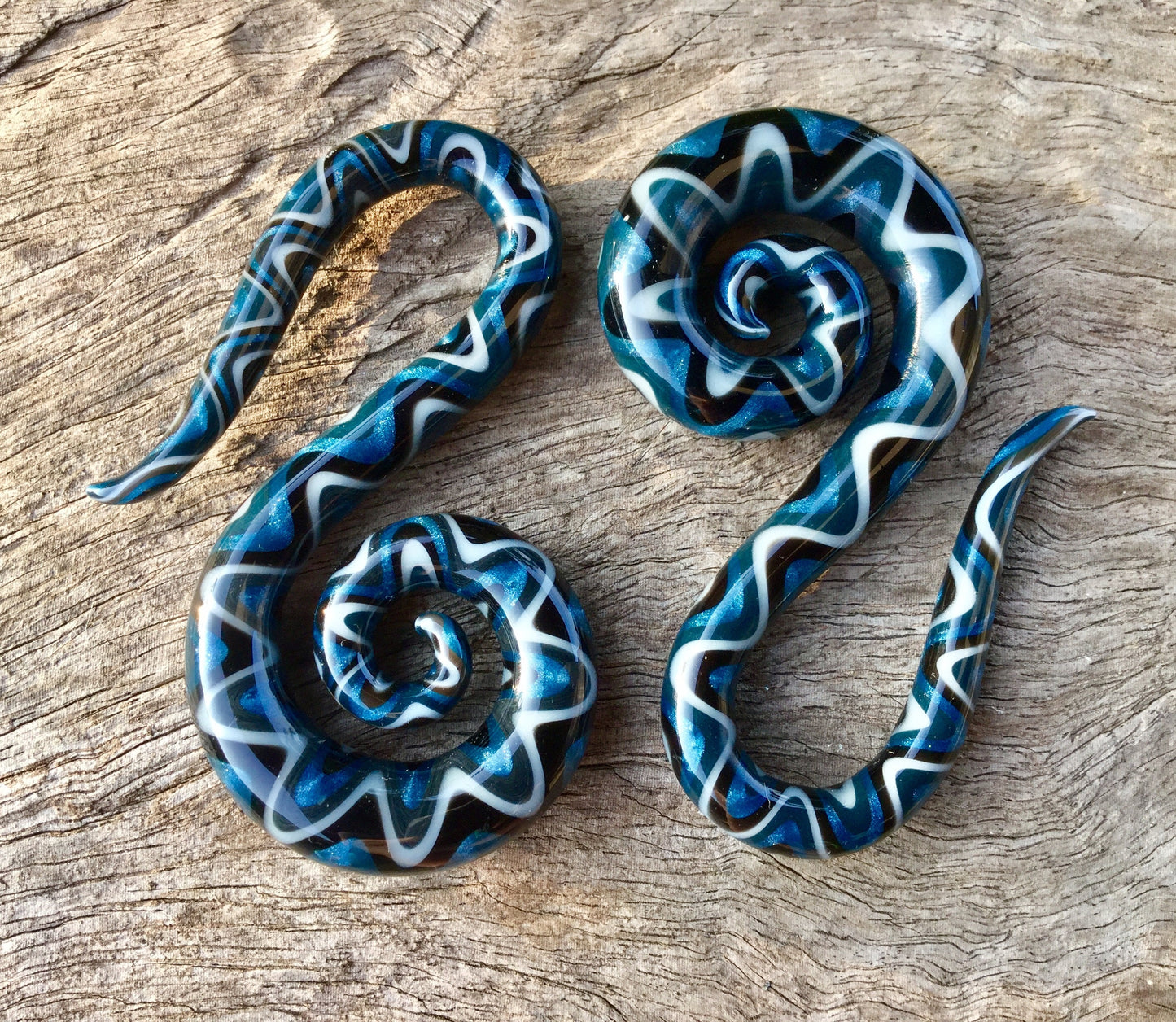 1 Pair (2 Pieces) Light Gray/Dark Gray/Unobtanium/Black Snake Pattern Glass Swans