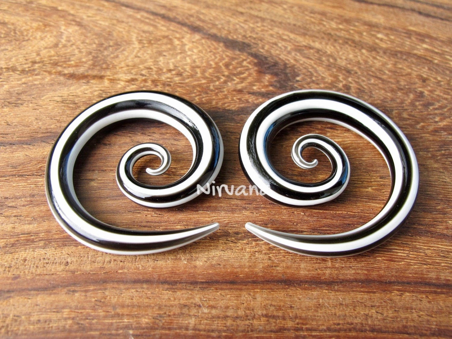 1 Pair (2 Pieces) Black & White Parallels Stripes Pattern Super Spirals
