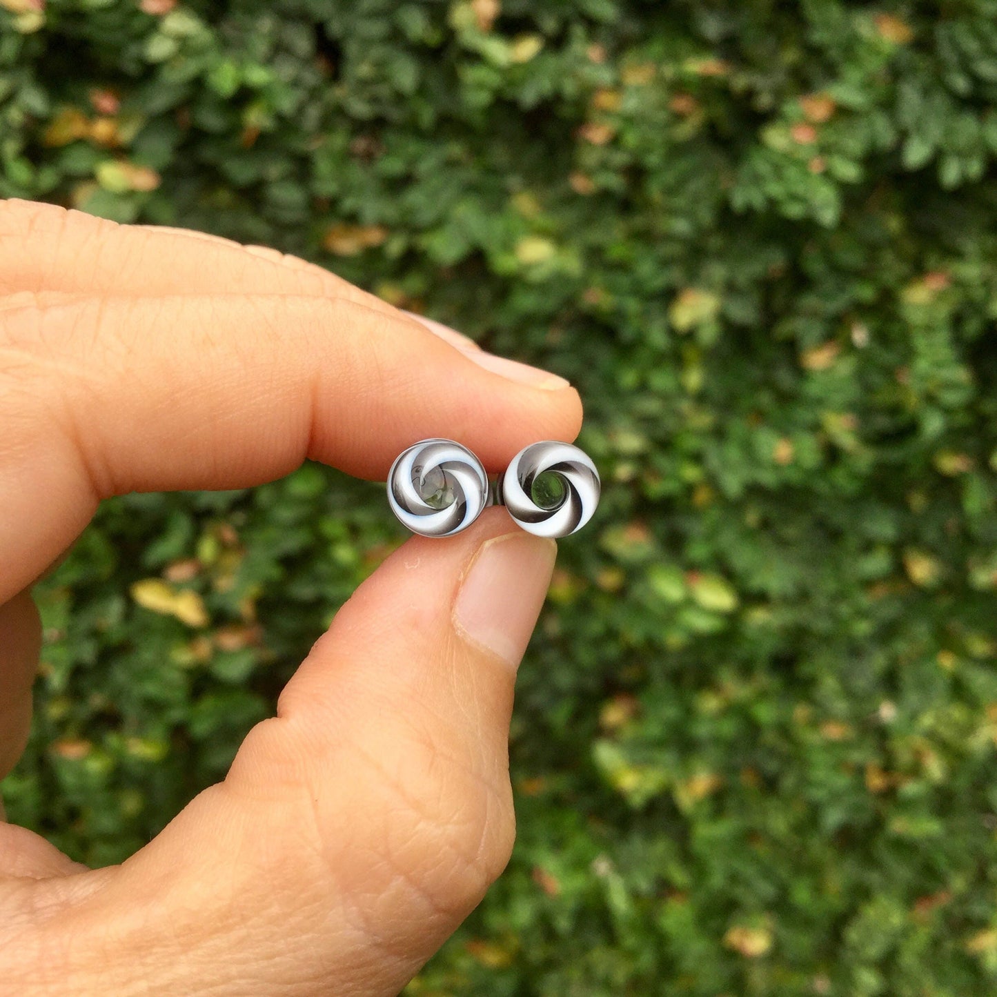 1 Pair (2 Pieces) Black & White Illusion Tunnel Glass Plugs