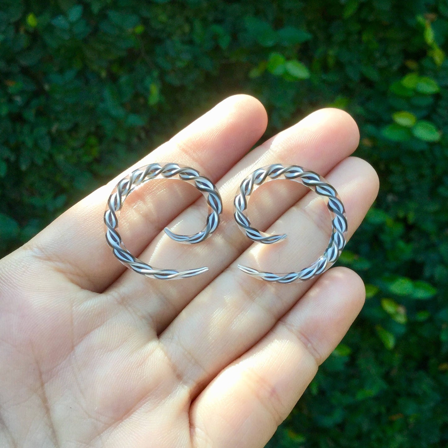 1 Pair (2 Pieces) Encased Twist Black & White Classic Spirals