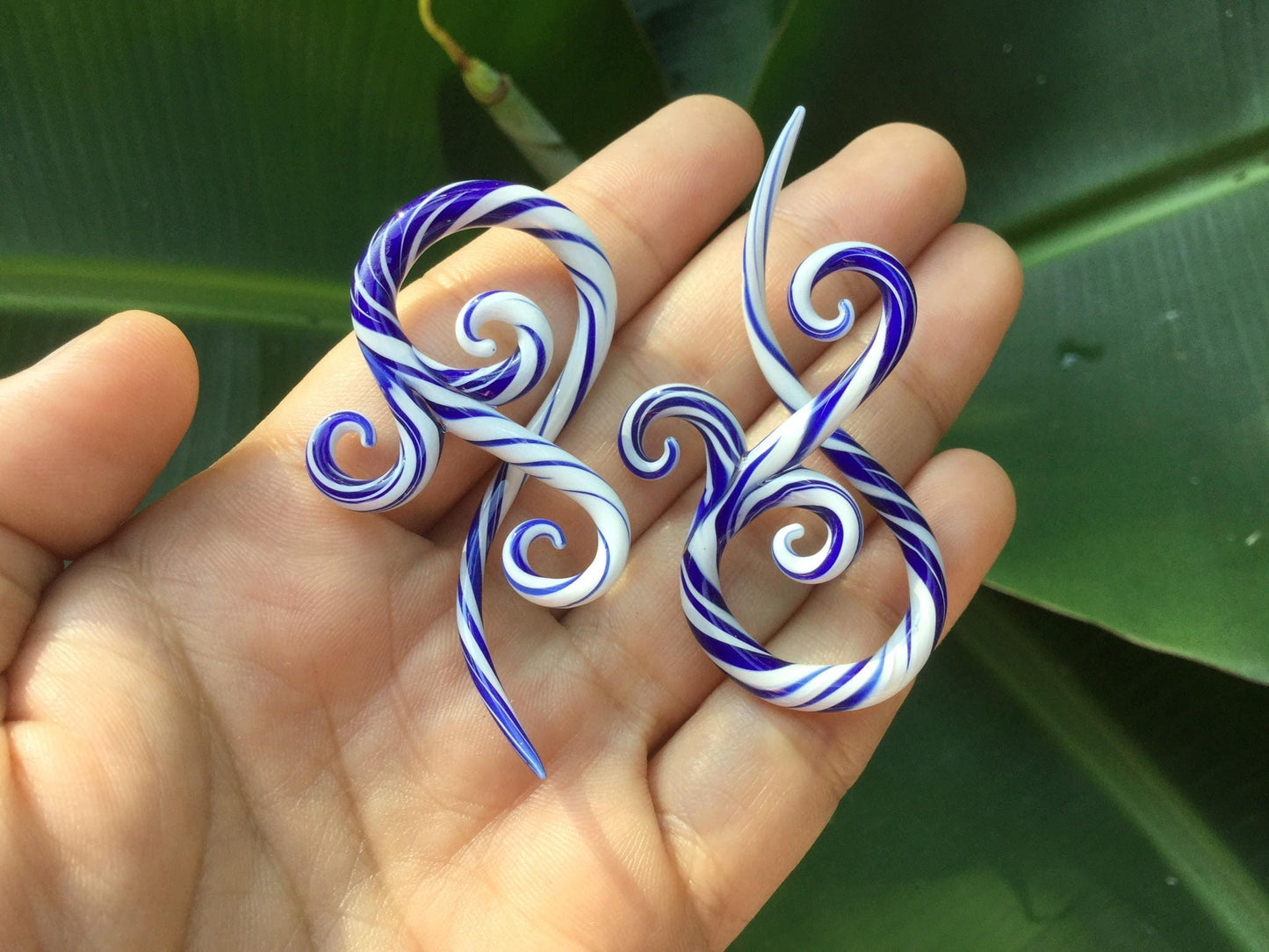 1 Pair (2 Pieces) Cobalt Blue & White Free Style Bonita Spirals Glass