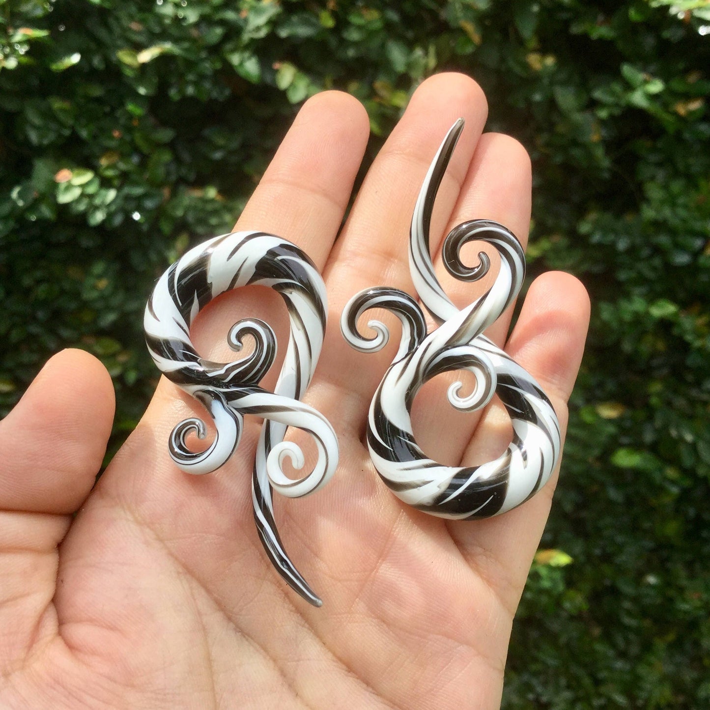 1 Pair (2 Pieces) Black & White Free Style Bonita Spirals Glass