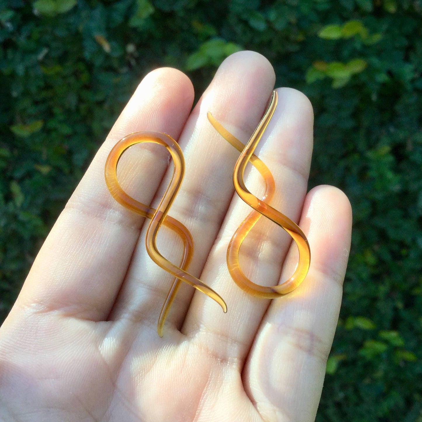 1 Pair (2 Pieces) Amber Color Glass Double Twists