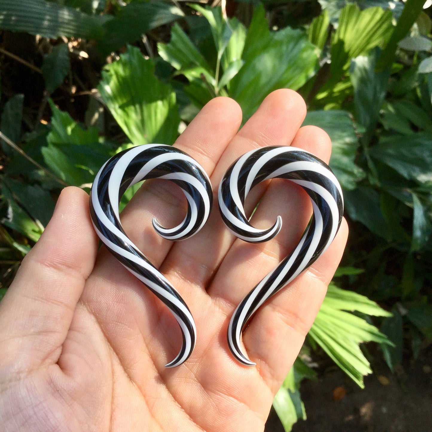 1 Pair (2 Pieces) Black & White Twists Thai Spirals Glass