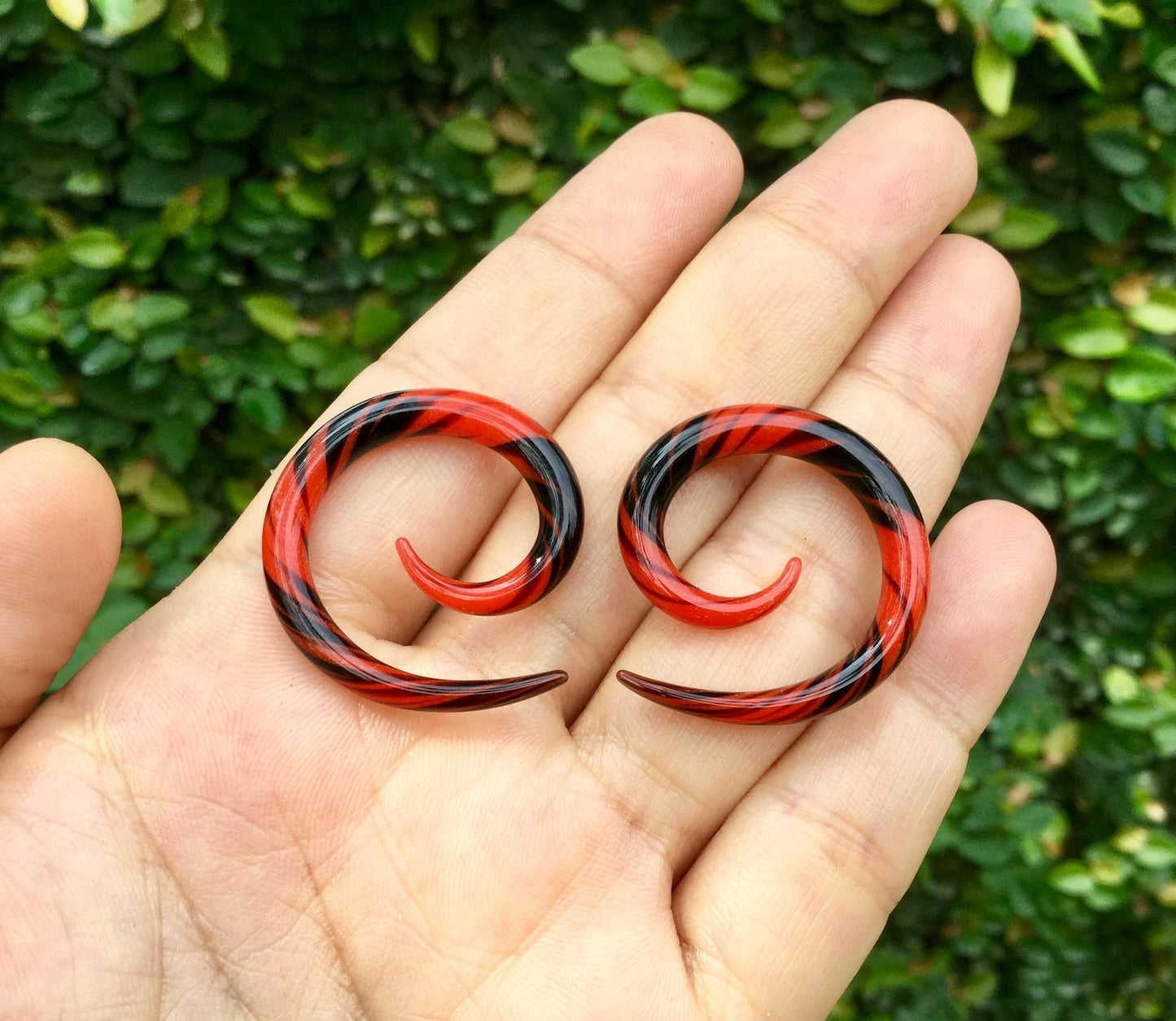 1 Pair (2 Pieces) Black & Red Free Style Classic Spirals Glass