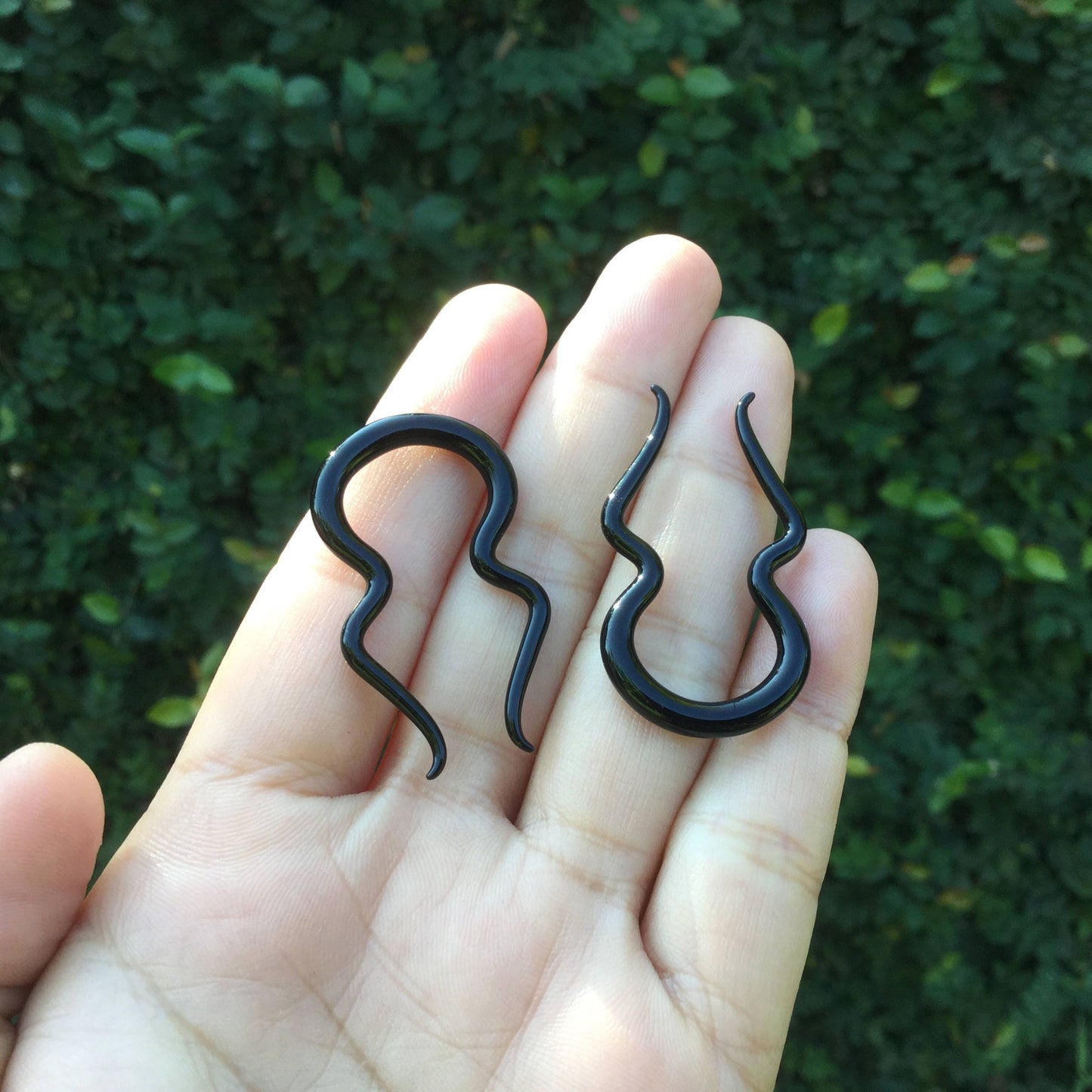 1 Pair (2 Pieces) Solid Color Black Double Omega Ear Shapes Spirals