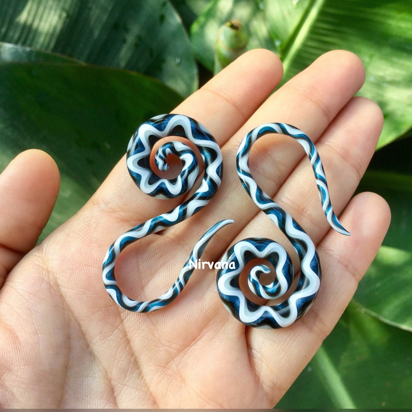 1 Pair (2 Pieces) White/Light Gray/Unobtanium/Black Snake Pattern Glass Swans
