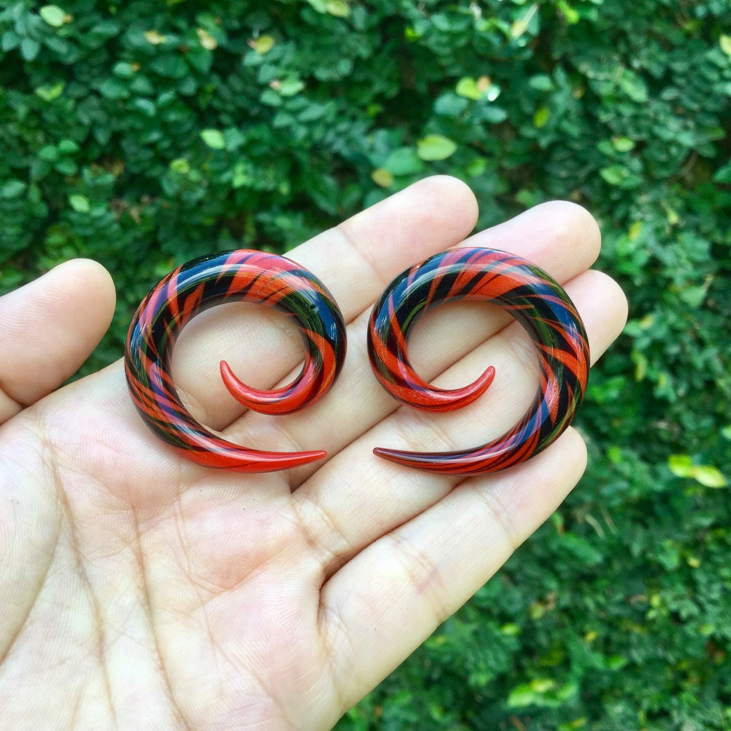 1 Pair (2 Pieces) Black & Red Free Style Classic Spirals Glass