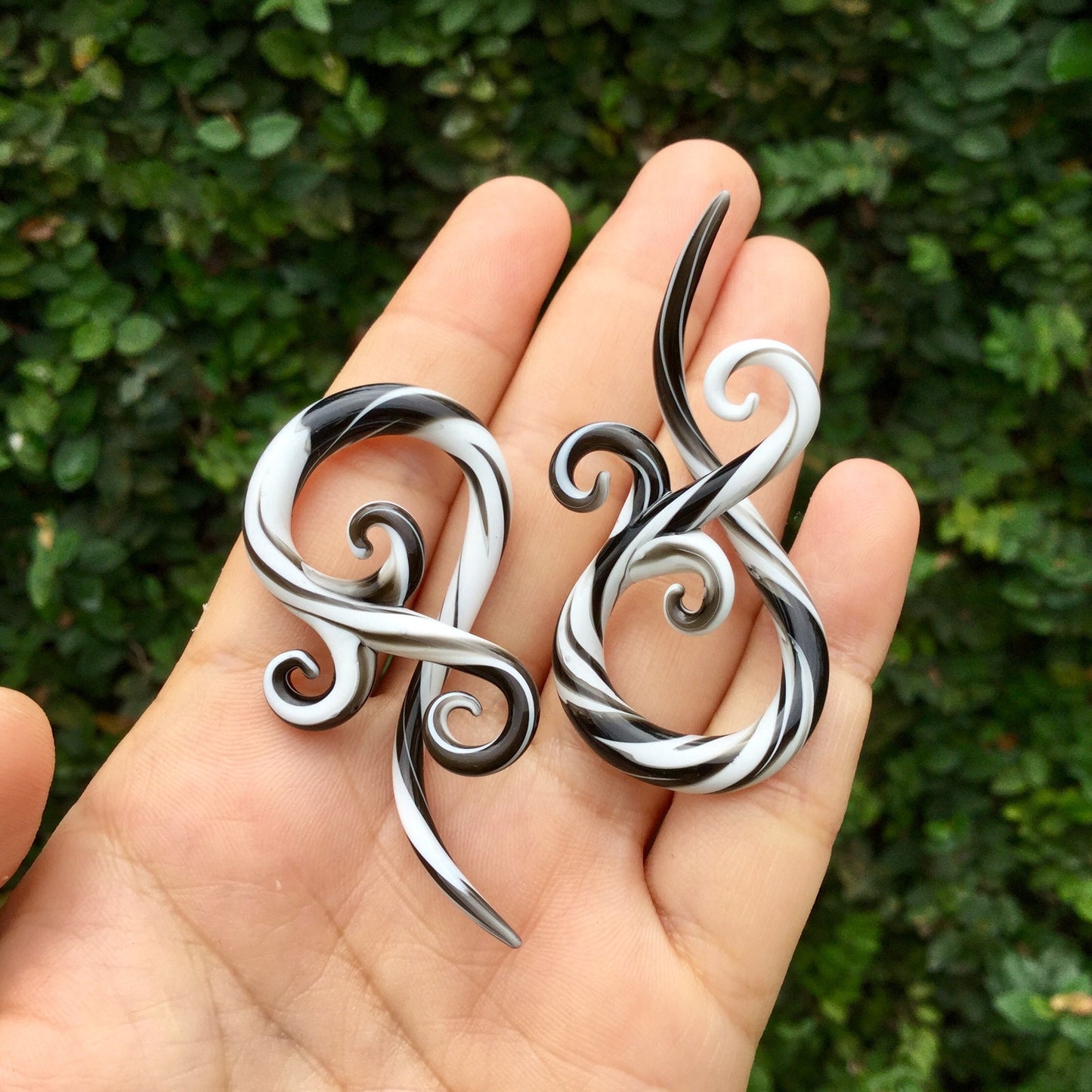 1 Pair (2 Pieces) Black & White Free Style Bonita Spirals Glass