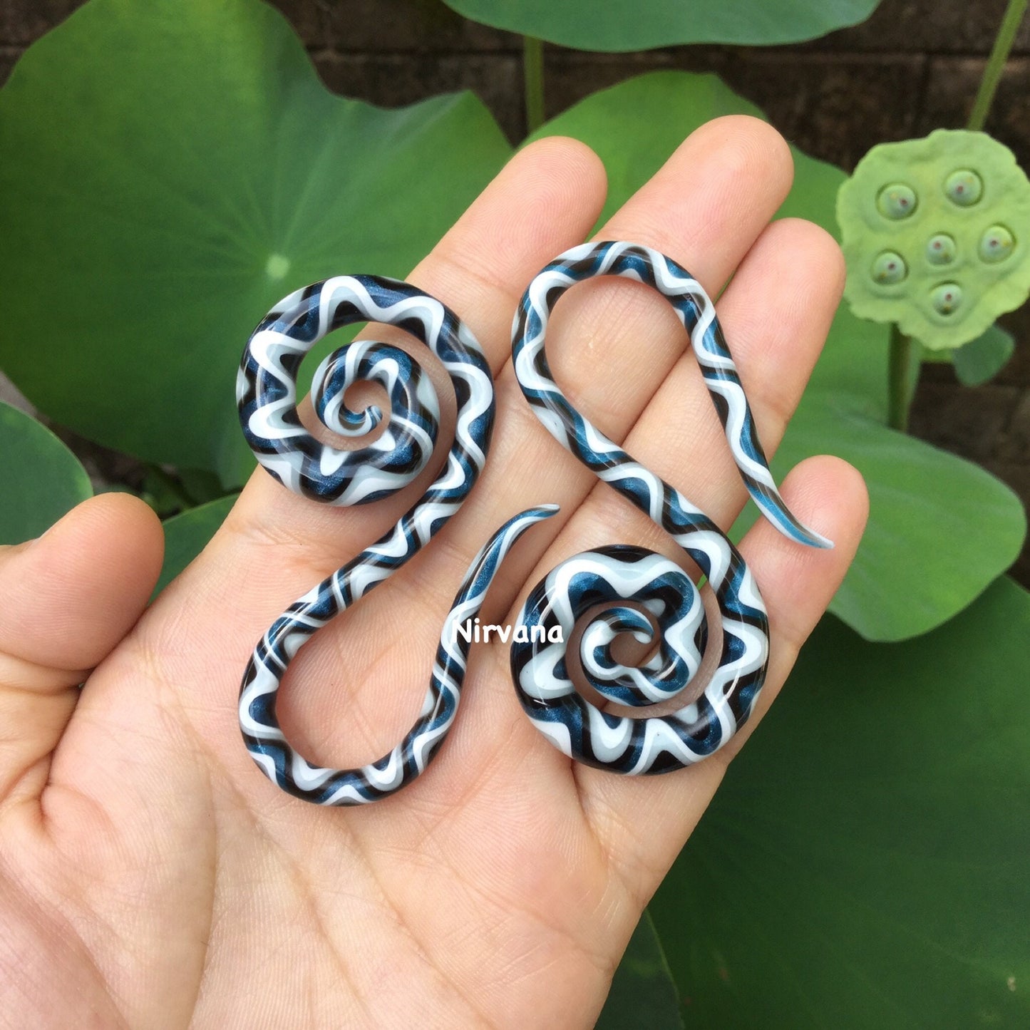 1 Pair (2 Pieces) White/Light Gray/Unobtanium/Black Snake Pattern Glass Swans