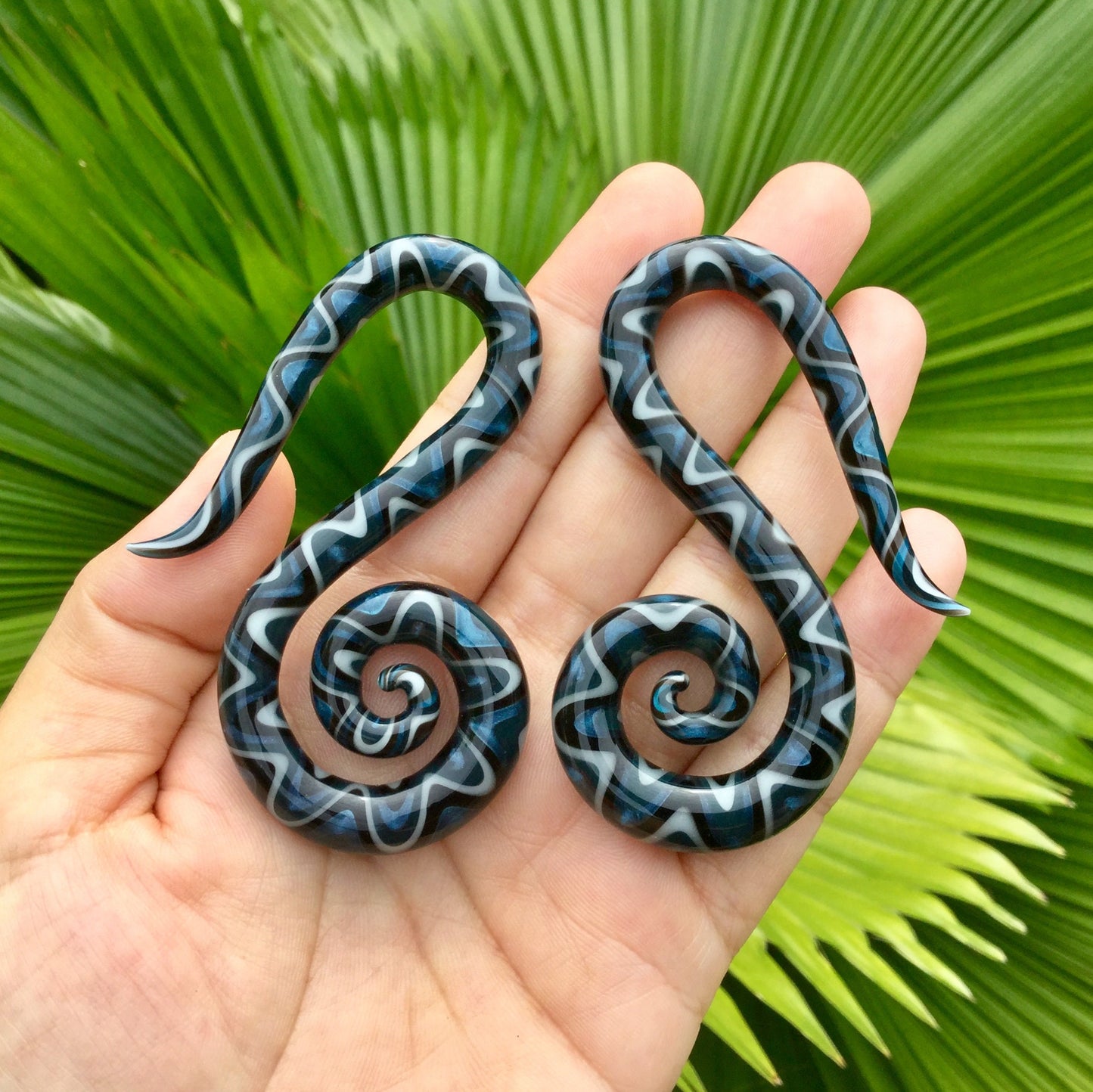 1 Pair (2 Pieces) Light Gray/Dark Gray/Unobtanium/Black Snake Pattern Glass Swans