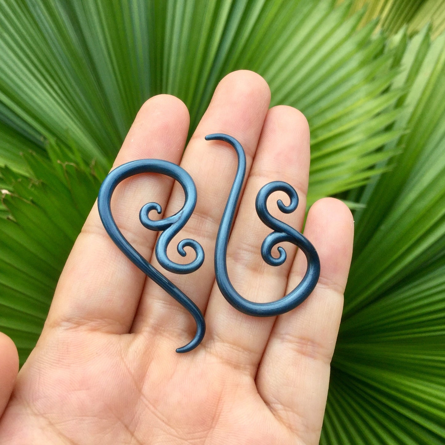 1 Pair (2 Pieces) Unobtanium Color Glass Venus Spirals