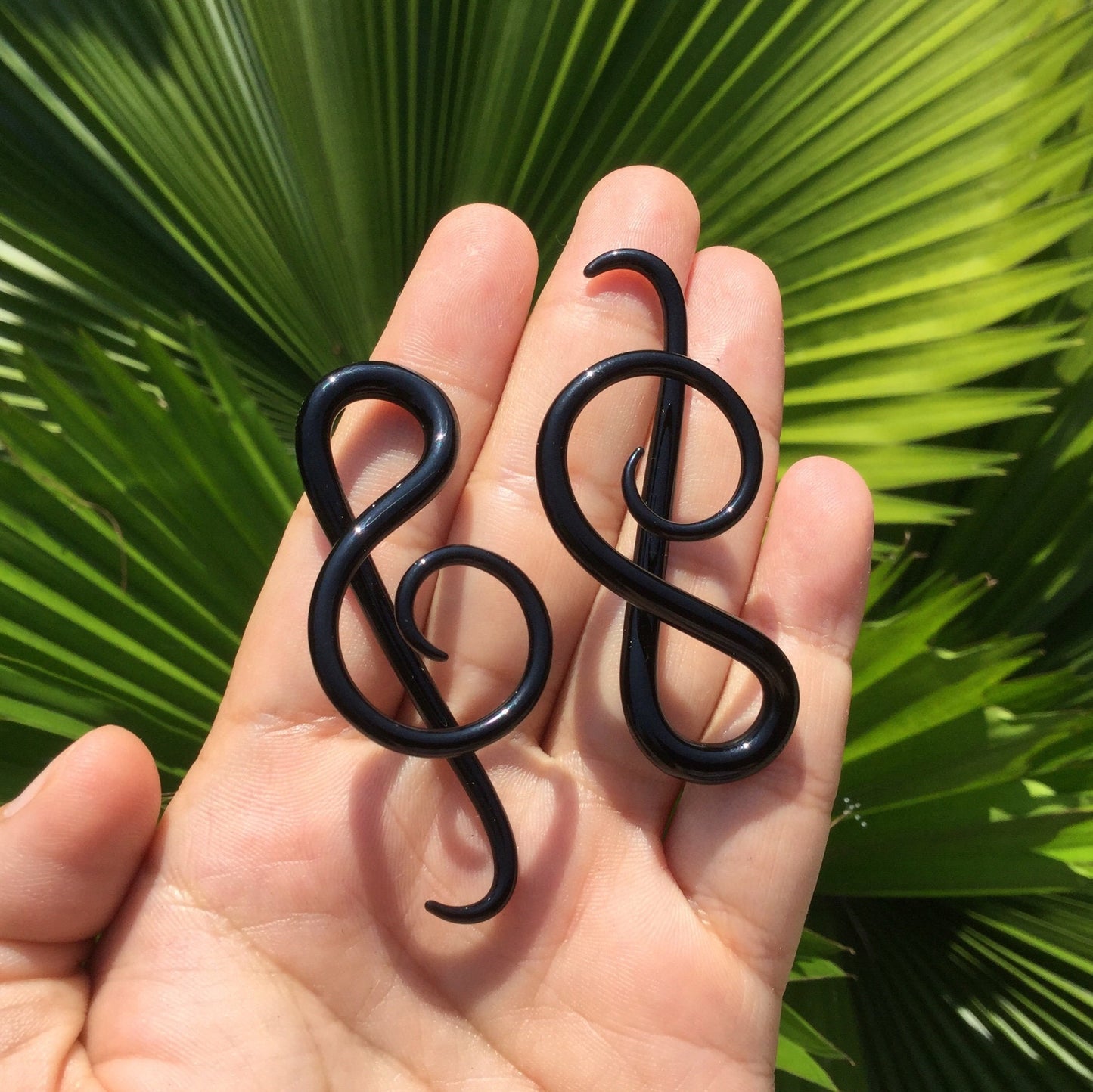 1 Pair (2 Pieces) Solid Color Black G Clef Music Ear Shapes Spirals