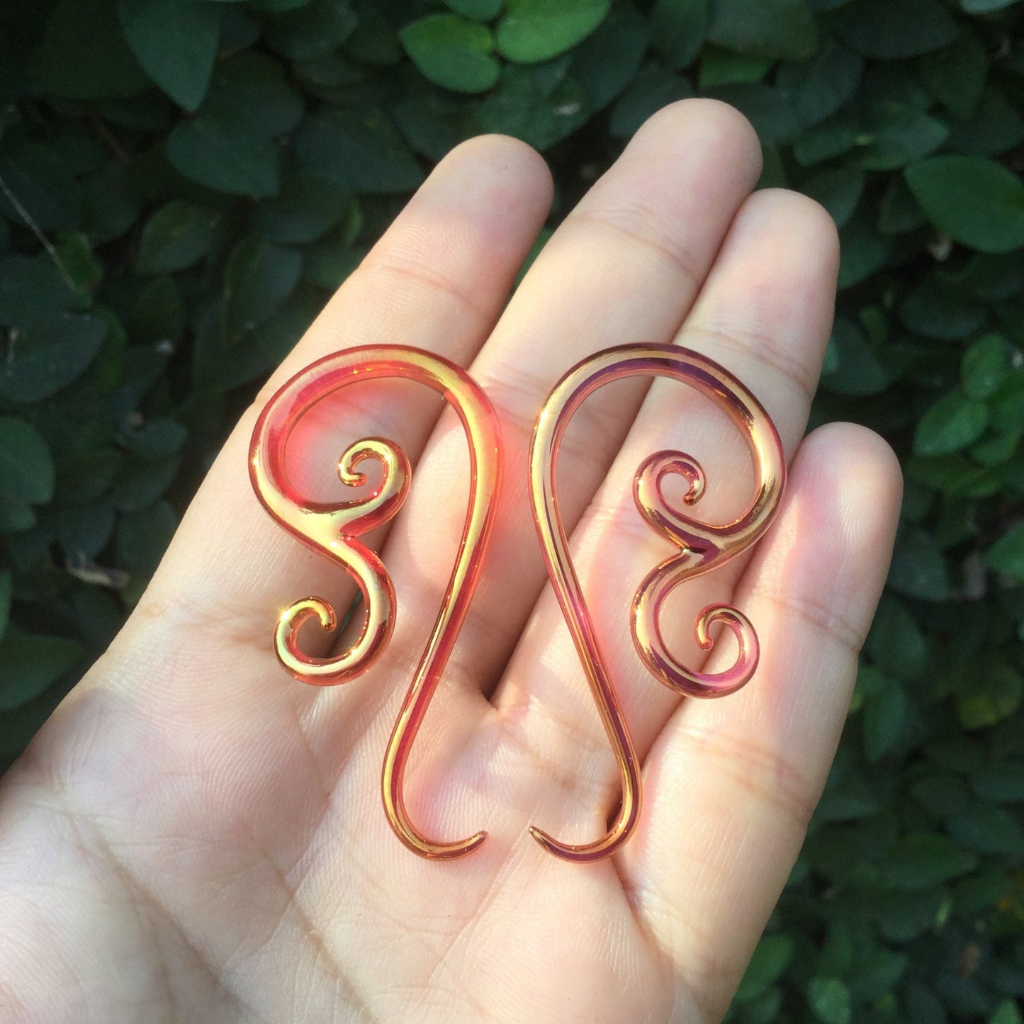 1 Pair (2 Pieces) Real 24 Karat Ruby Gold Colored Glass Venus Spirals