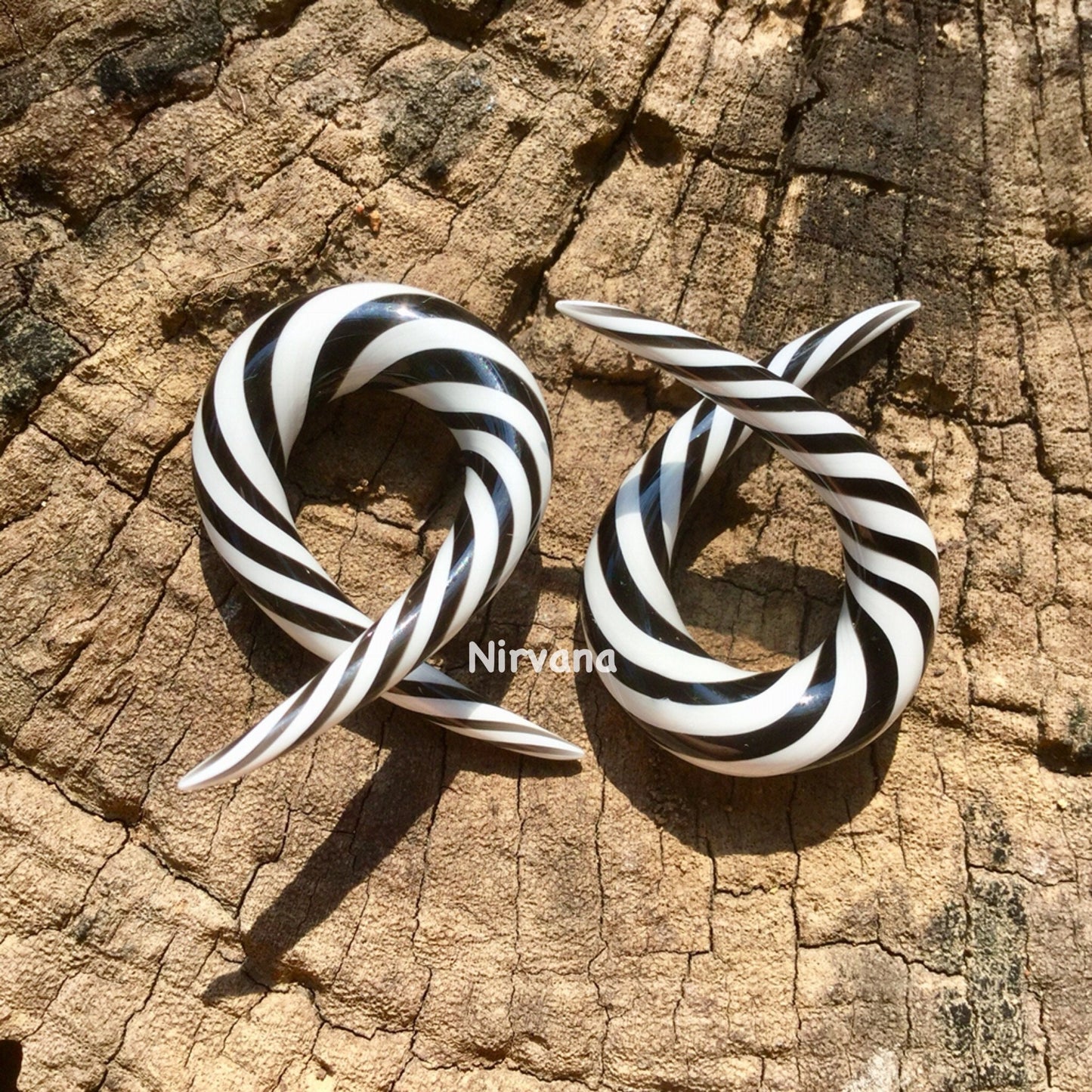 1 Pair (2 Pieces) Black & White Spirals Single Twists Glass