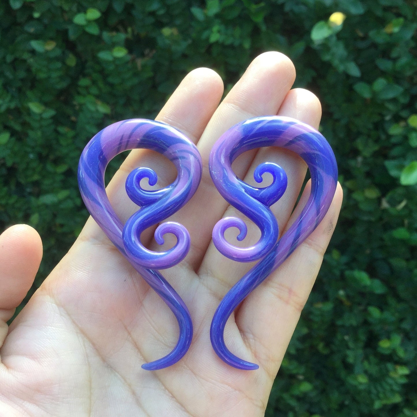 1 Pair (2 Pieces) Purple & Mauve Free Style Venus Spirals Glass