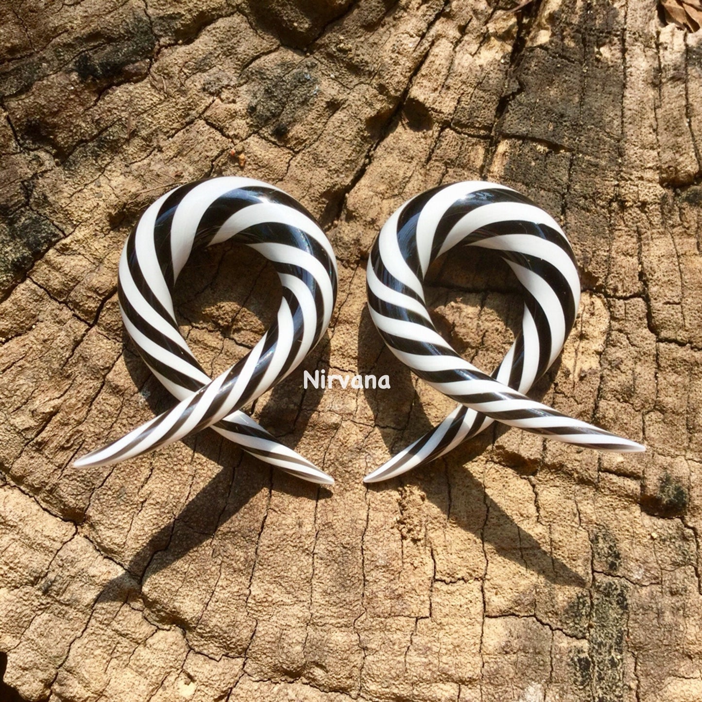 1 Pair (2 Pieces) Black & White Spirals Single Twists Glass