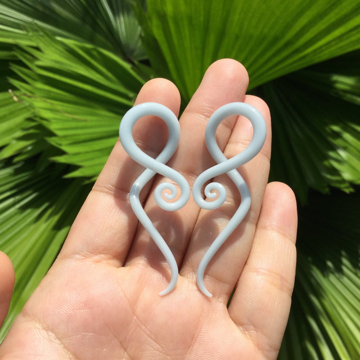 1 Pair (2 Pieces) Light Gray Glass Note Spirals