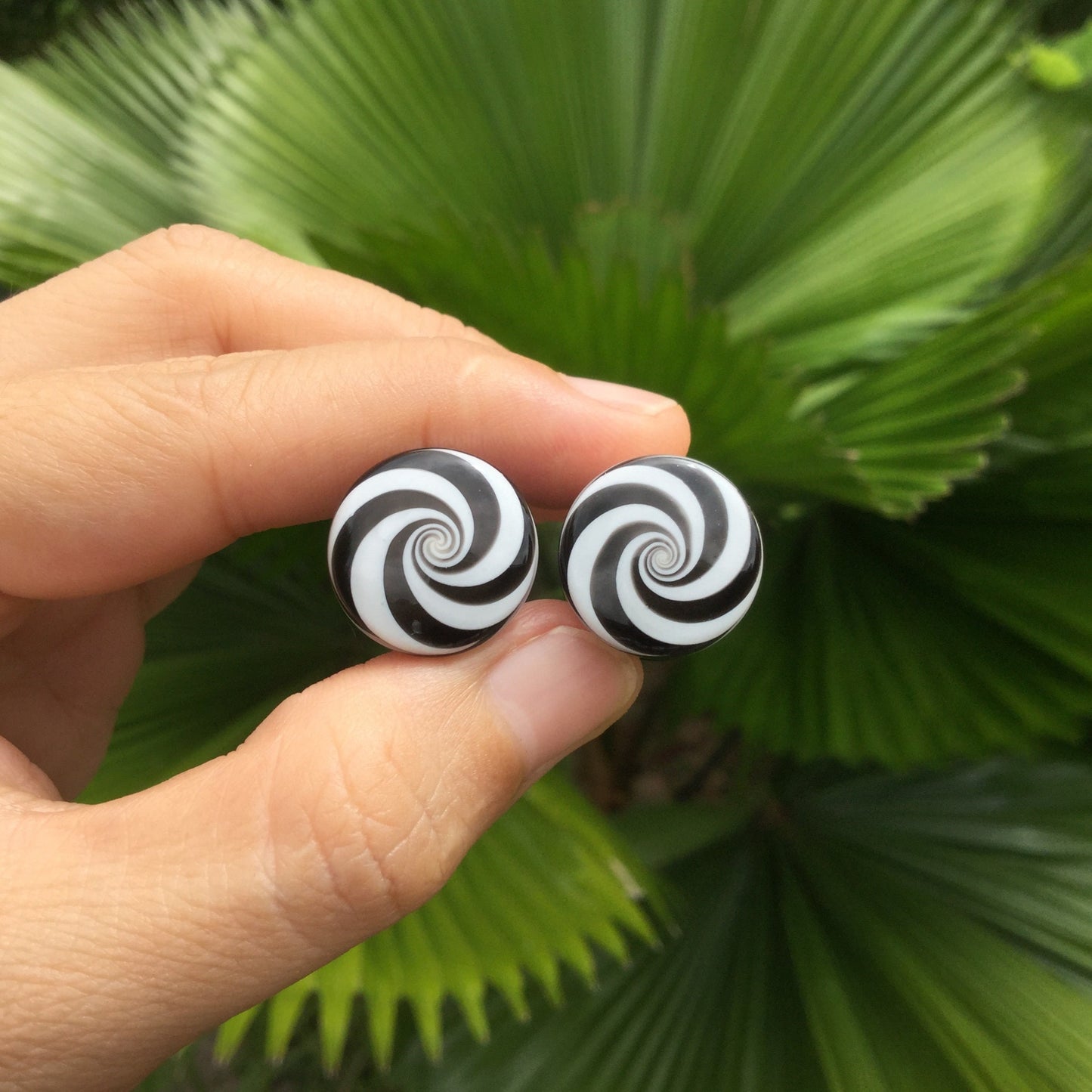 1 Pair (2 Pieces) Black & White Striped Candy Spiral Glass Plugs