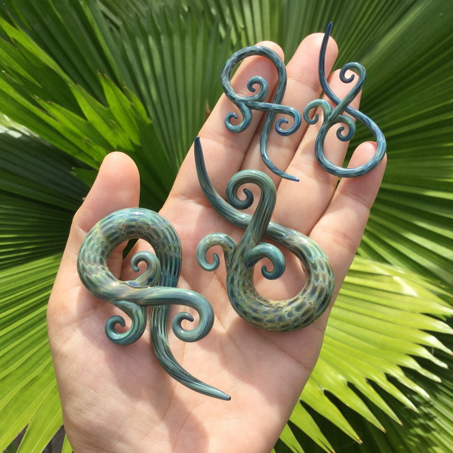 1 Pair (2 Pieces) Exotic Light Green Bonita Spirals