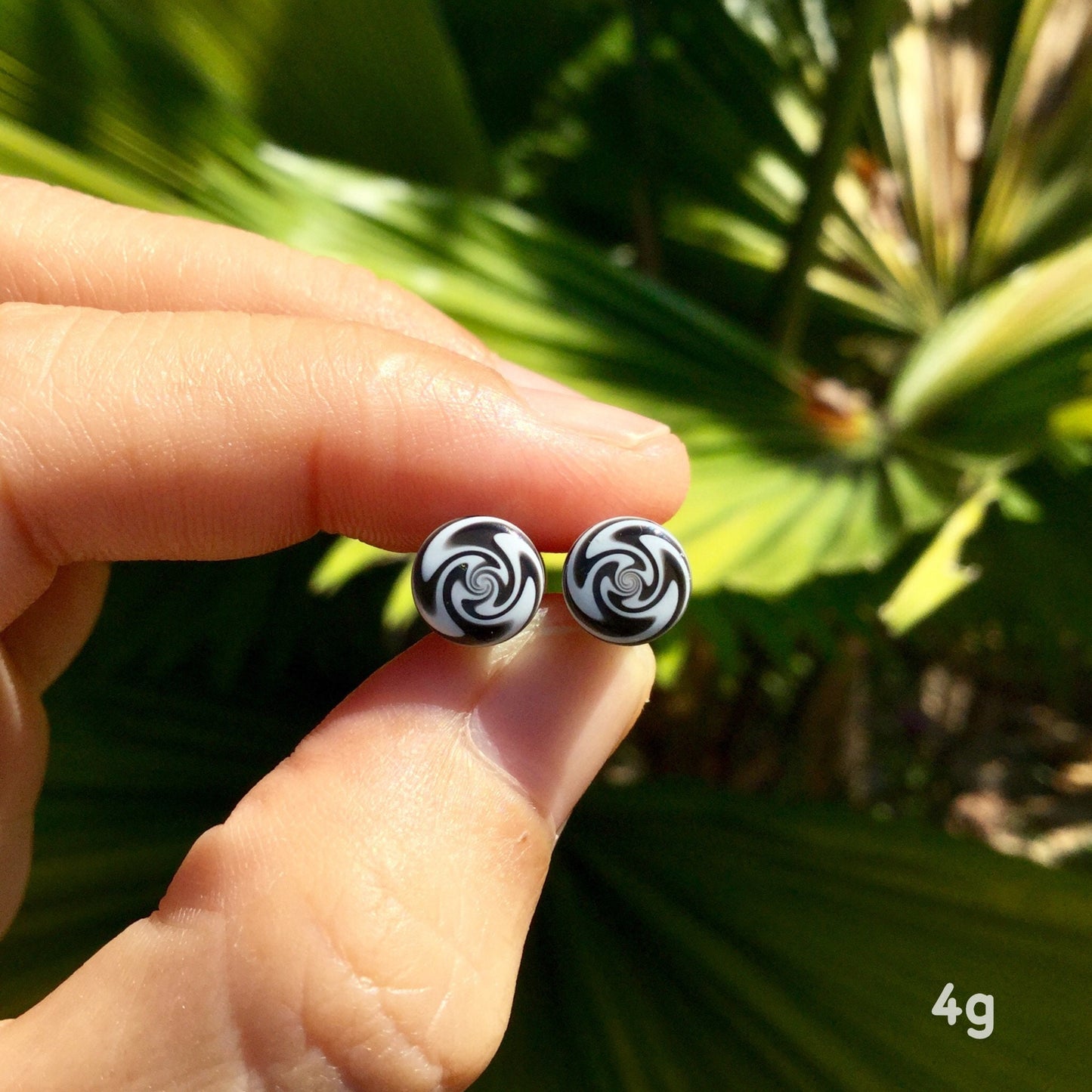 1 Pair (2 Pieces) Black & White Zig Zag Glass Plugs