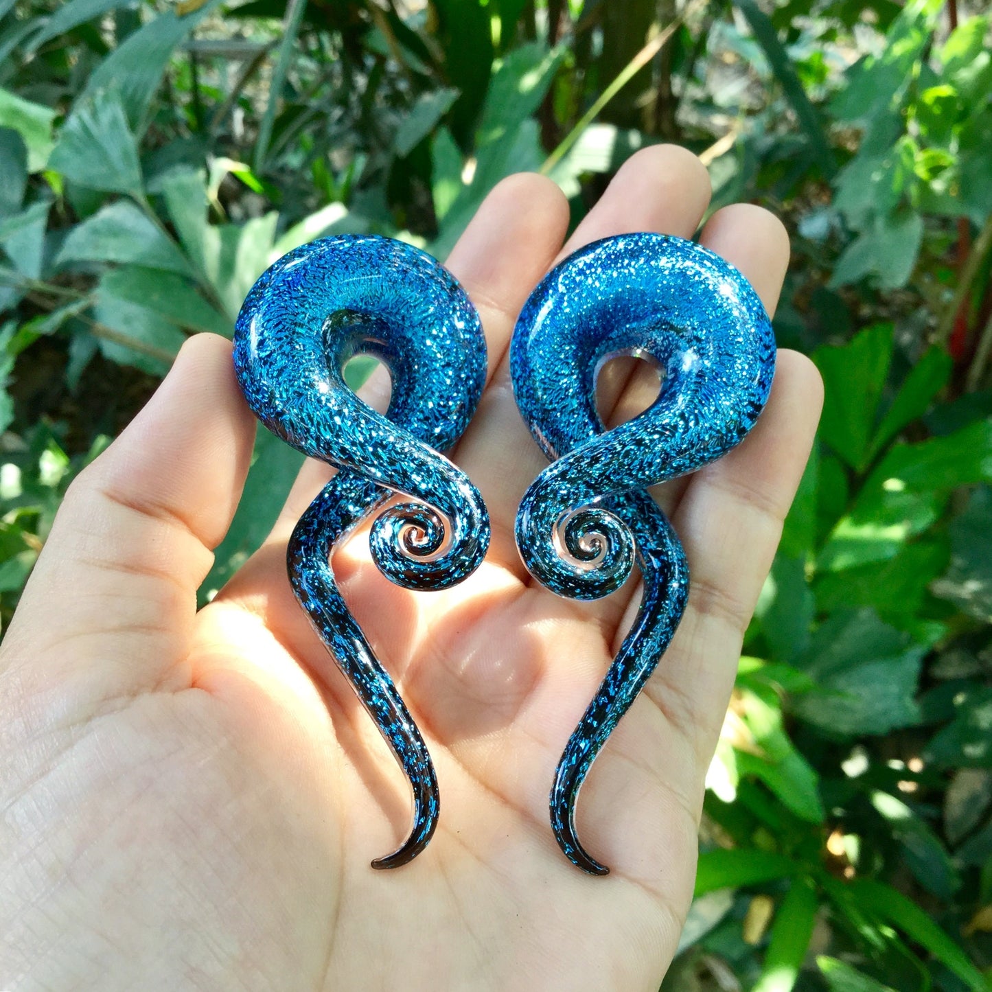 1 Pair (2 Pieces) Aqua Dichroic Glass Note Spirals