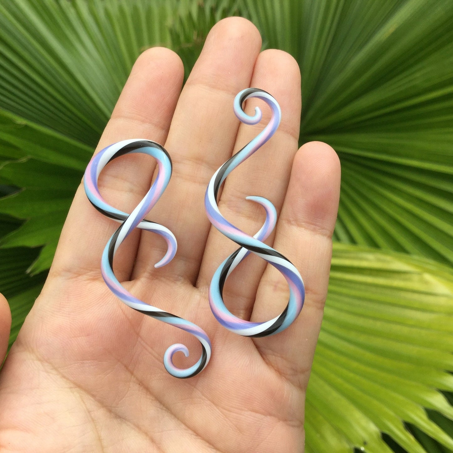 1 Pair (2 Pieces) Sky Blue/Pink/Purple/White/Black Twist Pattern Glass Curly Note Shapes