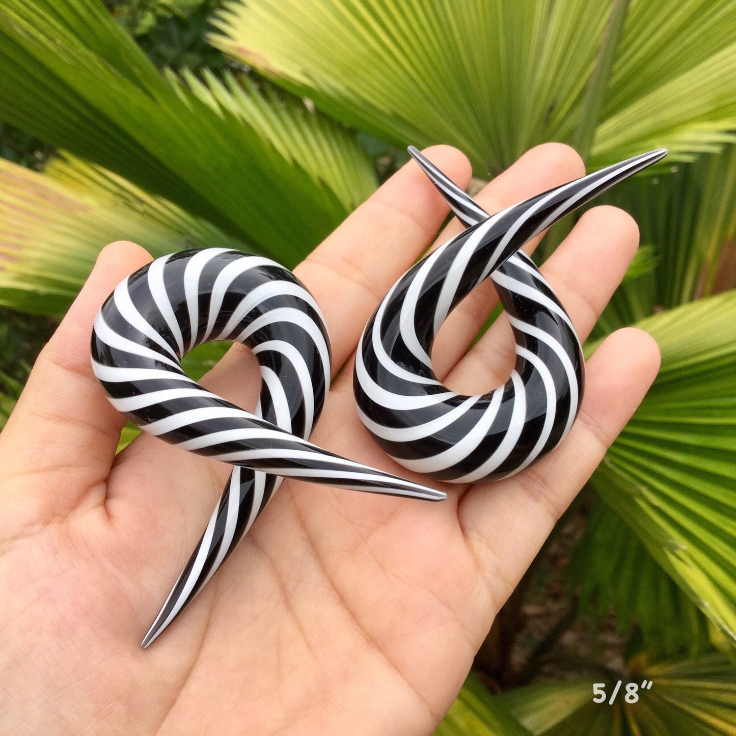 1 Pair (2 Pieces) Black & White Spirals Single Twists Glass