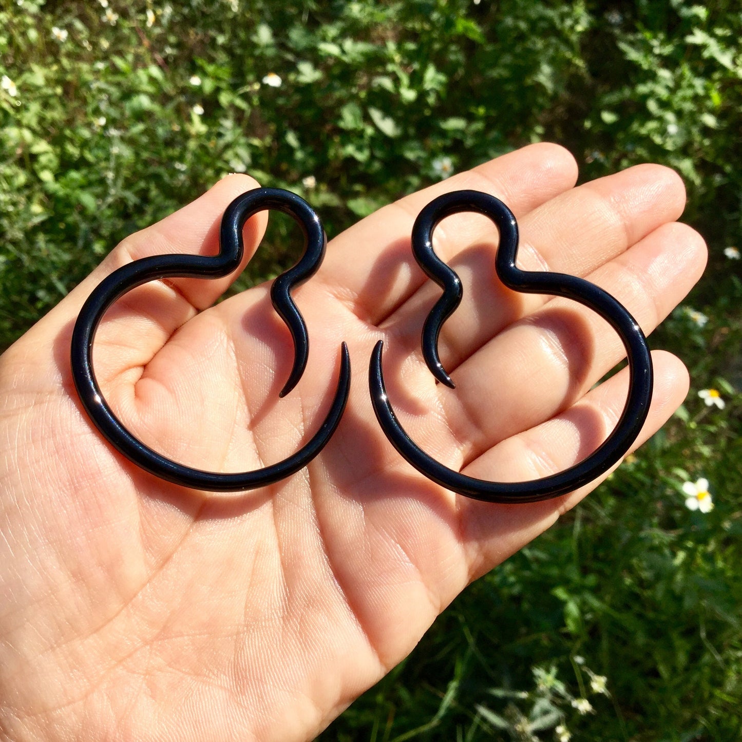 1 Pair (2 Pieces) Nirvana's Solid Black Glass Borneo Hoops
